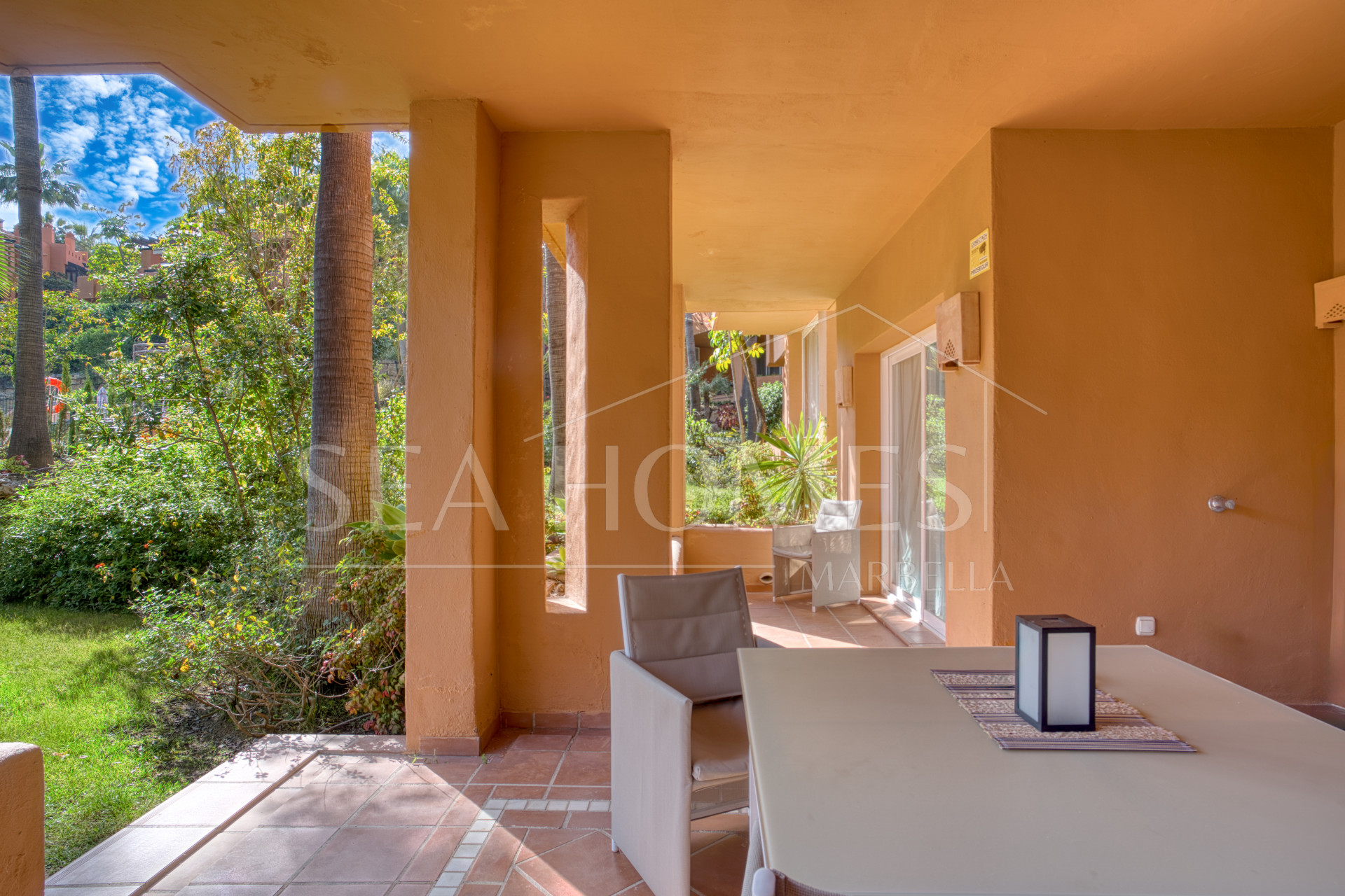 Charming east-facing two-bedroom ground floor apartment with direct pool access in Alminar del Sur, Nueva Andalucía