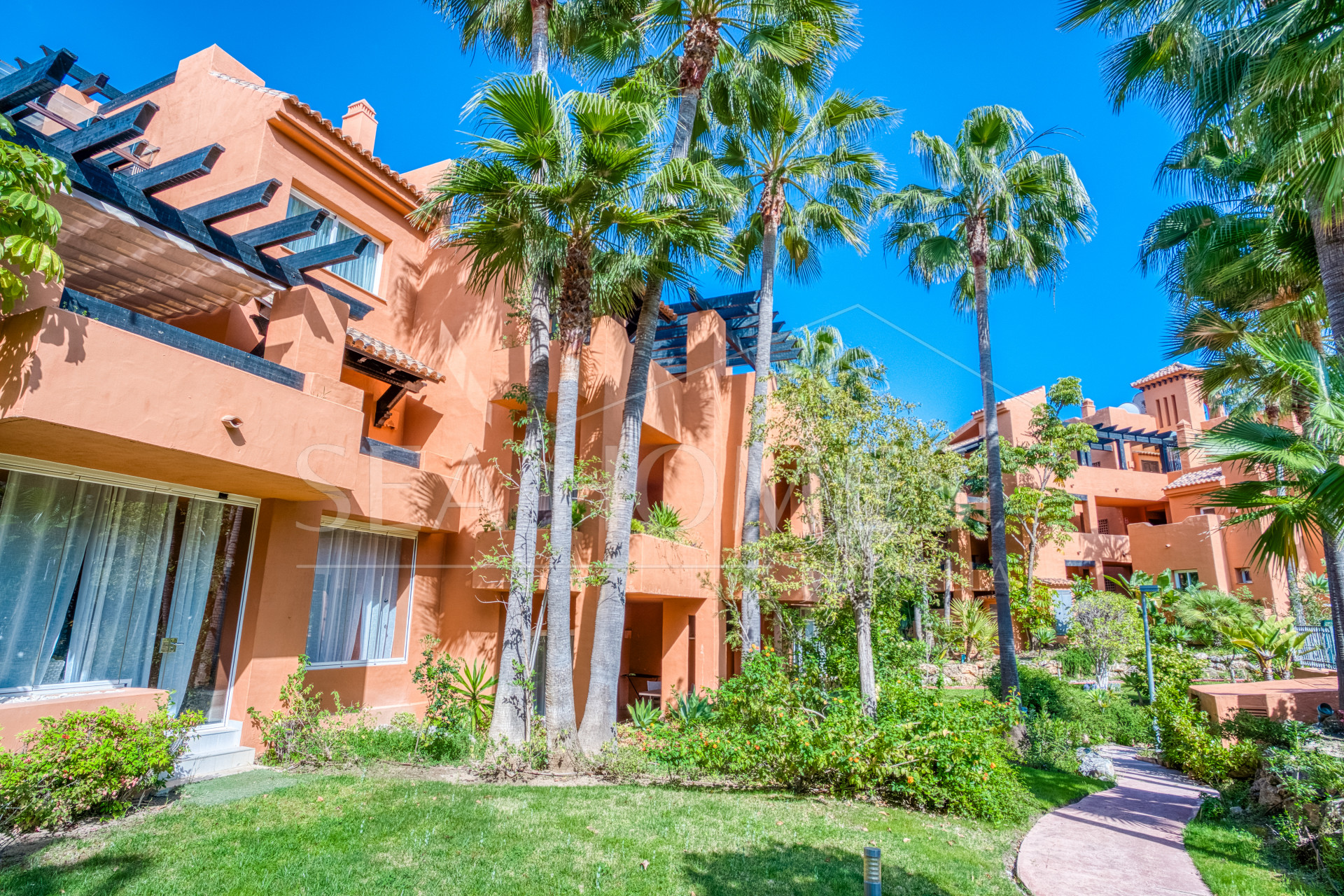 Charming east-facing two-bedroom ground floor apartment with direct pool access in Alminar del Sur, Nueva Andalucía
