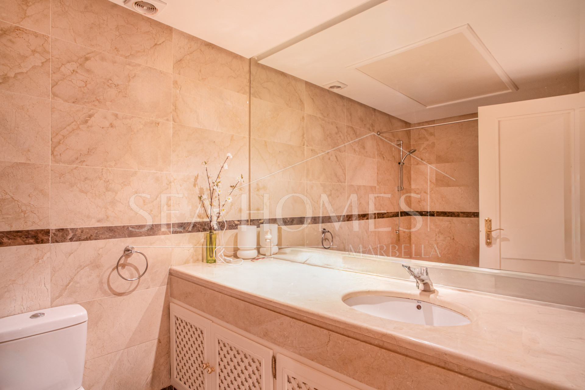 Charming east-facing two-bedroom ground floor apartment with direct pool access in Alminar del Sur, Nueva Andalucía