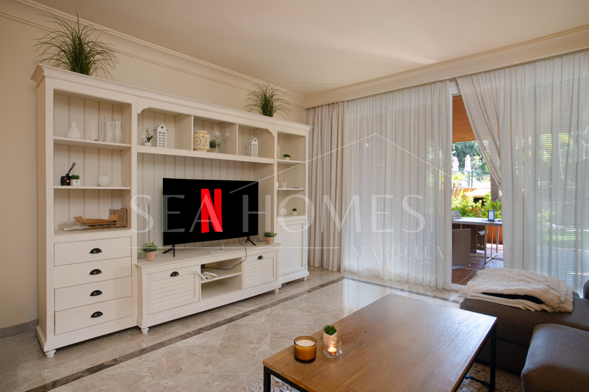Charming east-facing two-bedroom ground floor apartment with direct pool access in Alminar del Sur, Nueva Andalucía