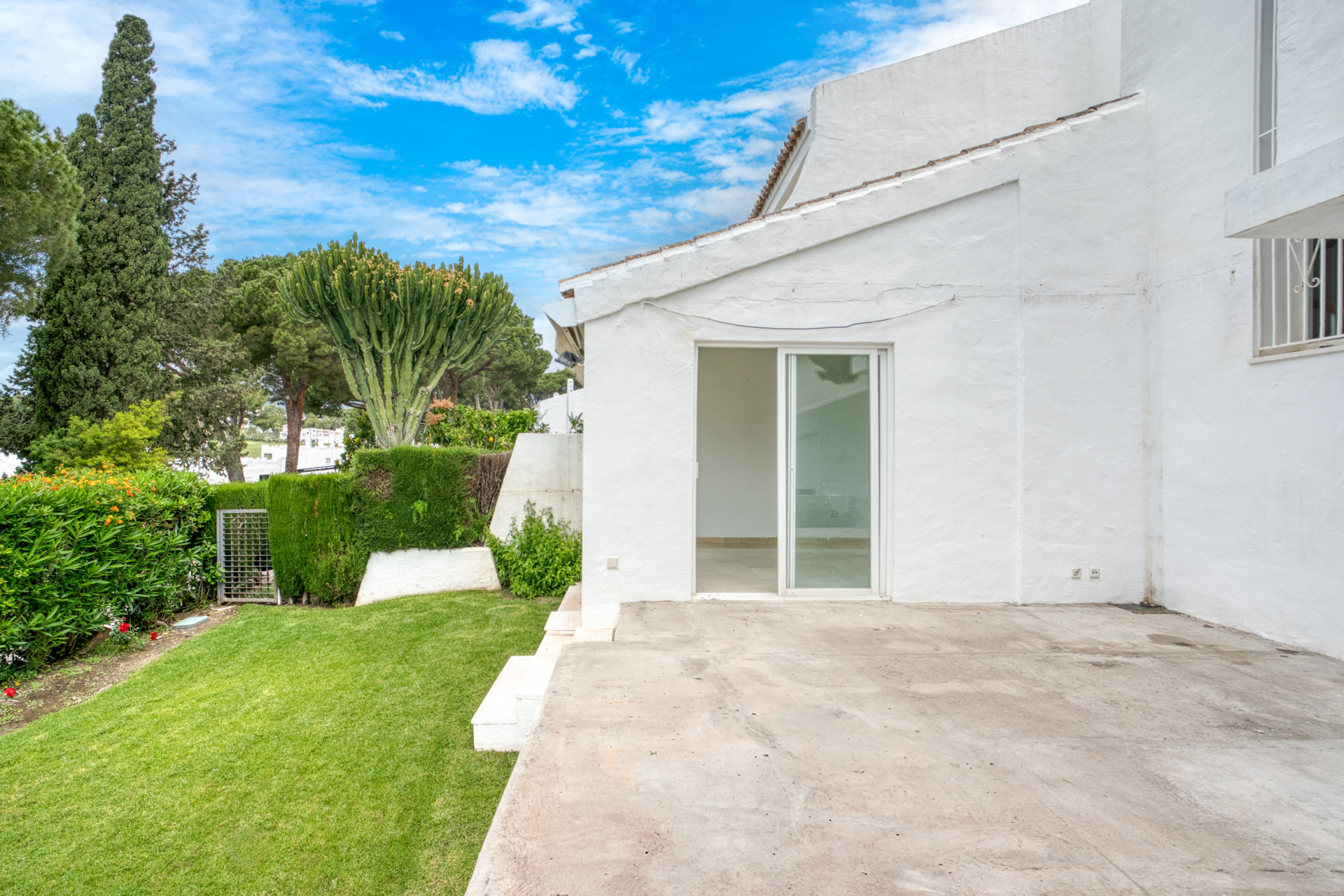 Fantastic reform opportunity! Three bedroom south west facing townhouse in the prestigious complex Peñablanca, Nueva Andalucia