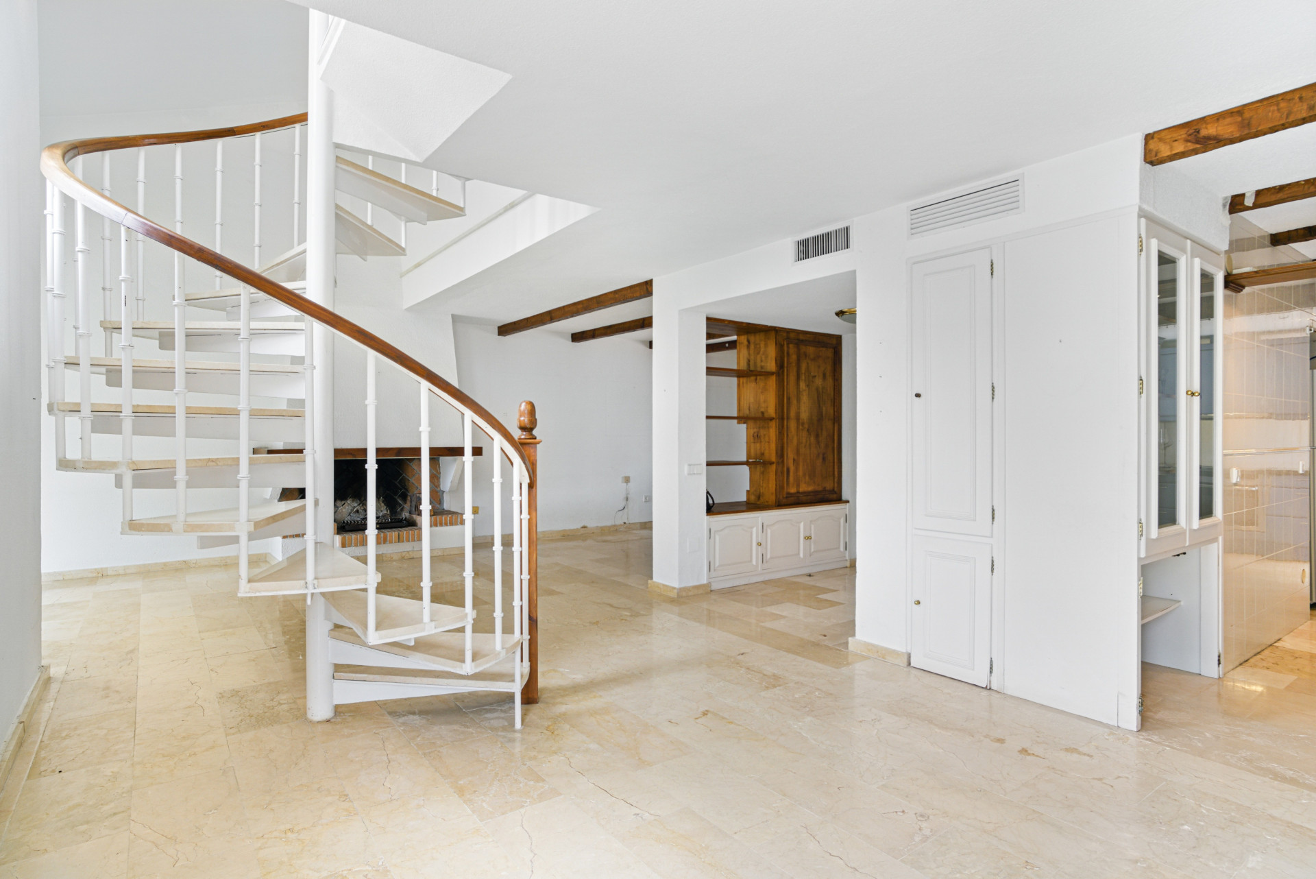 Fantastic reform opportunity! Three bedroom south west facing townhouse in the prestigious complex Peñablanca, Nueva Andalucia