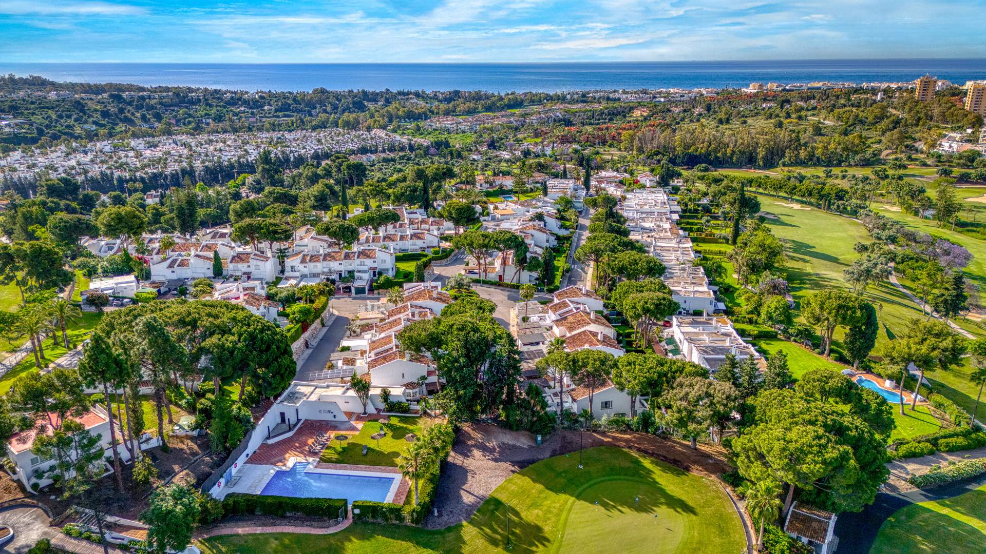 Fantastic reform opportunity! Three bedroom south west facing townhouse in the prestigious complex Peñablanca, Nueva Andalucia