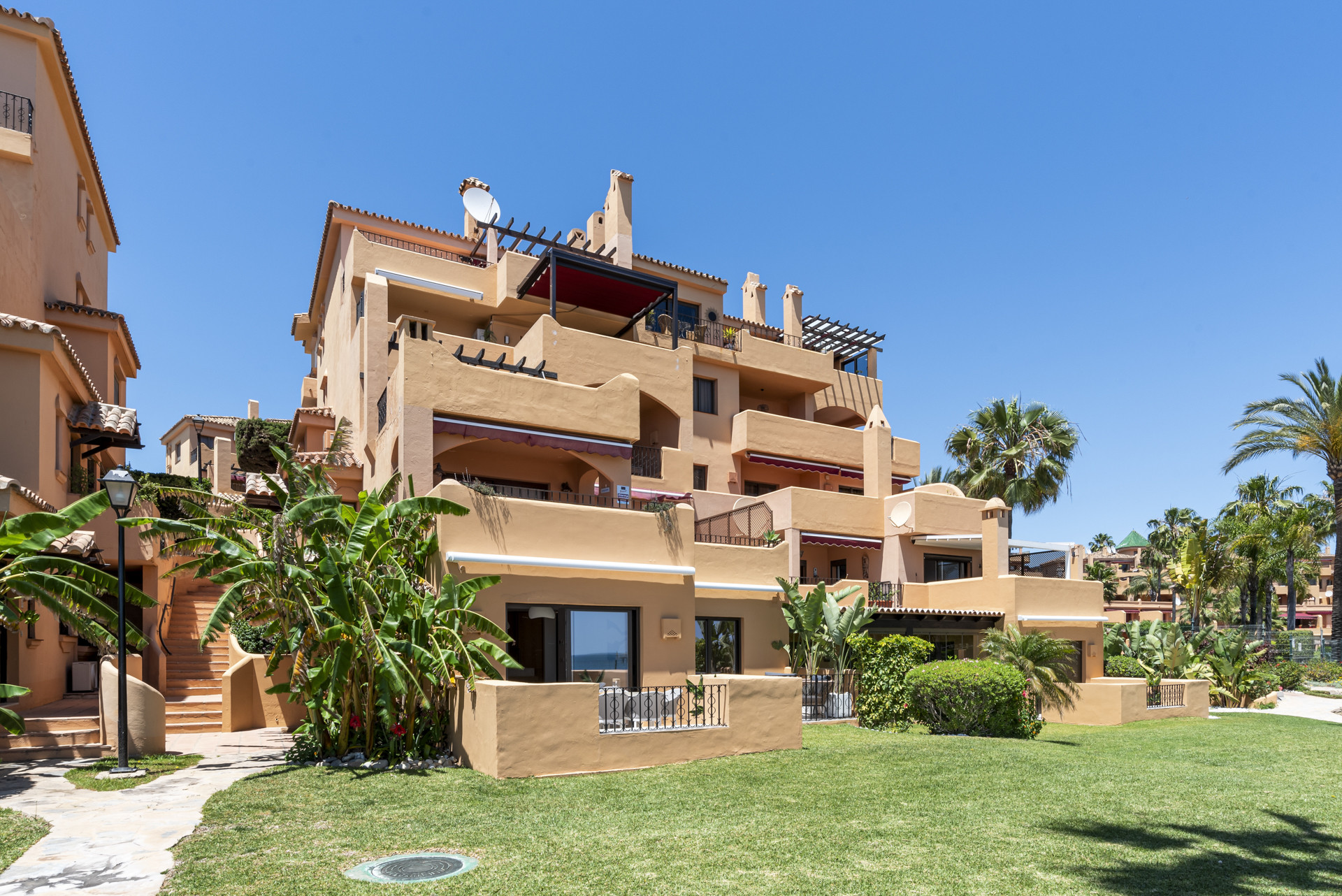 Elegant three bedroom beachfront apartment in Riviera Andalusia, Estepona