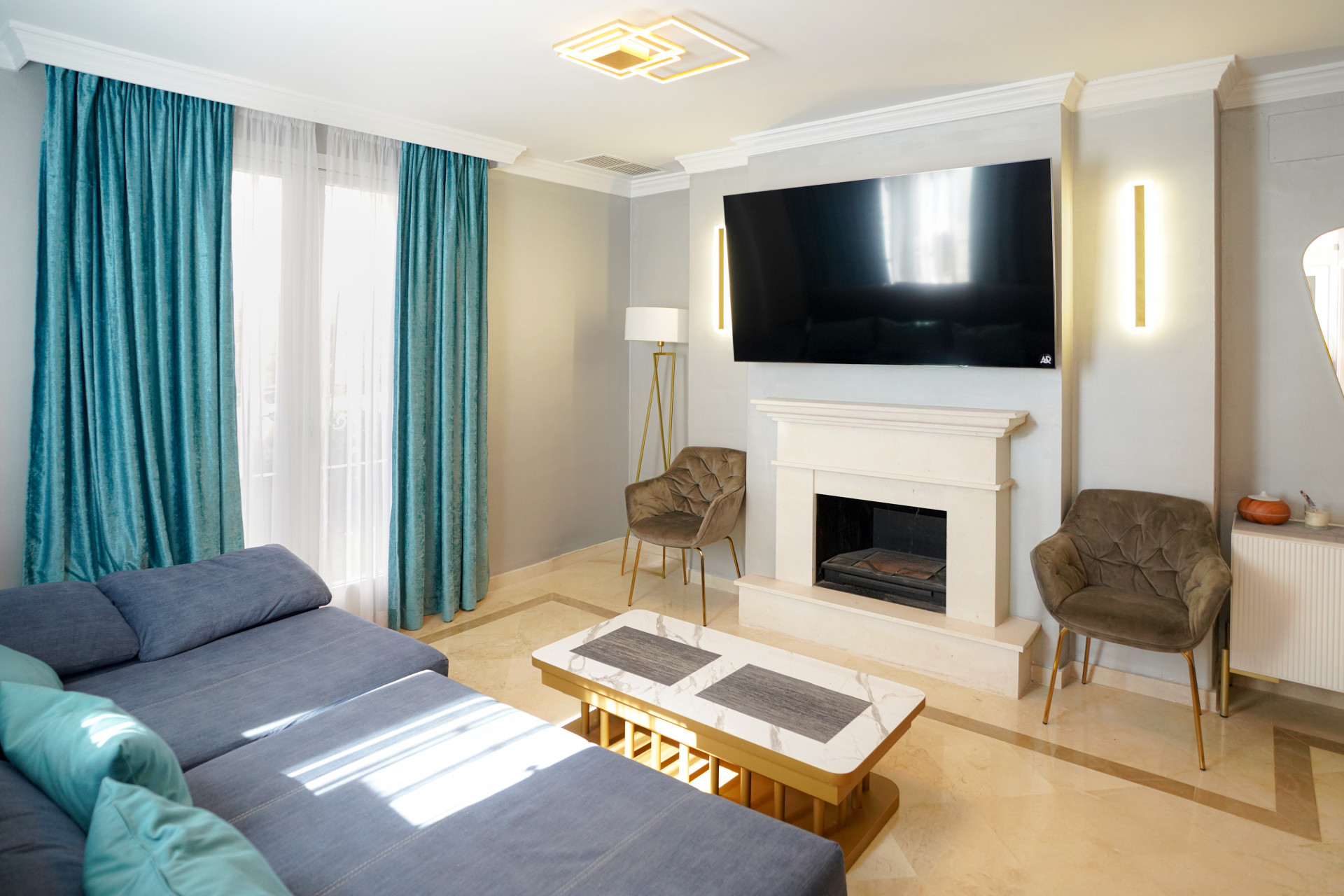 Elegante casa de dos dormitorios, orientada al suroeste, situada en una exclusiva comunidad cerrada de Nueva Andalucía, Marbella