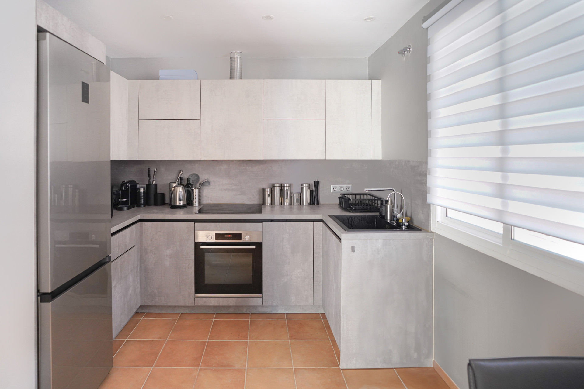 Elegante casa de dos dormitorios, orientada al suroeste, situada en una exclusiva comunidad cerrada de Nueva Andalucía, Marbella