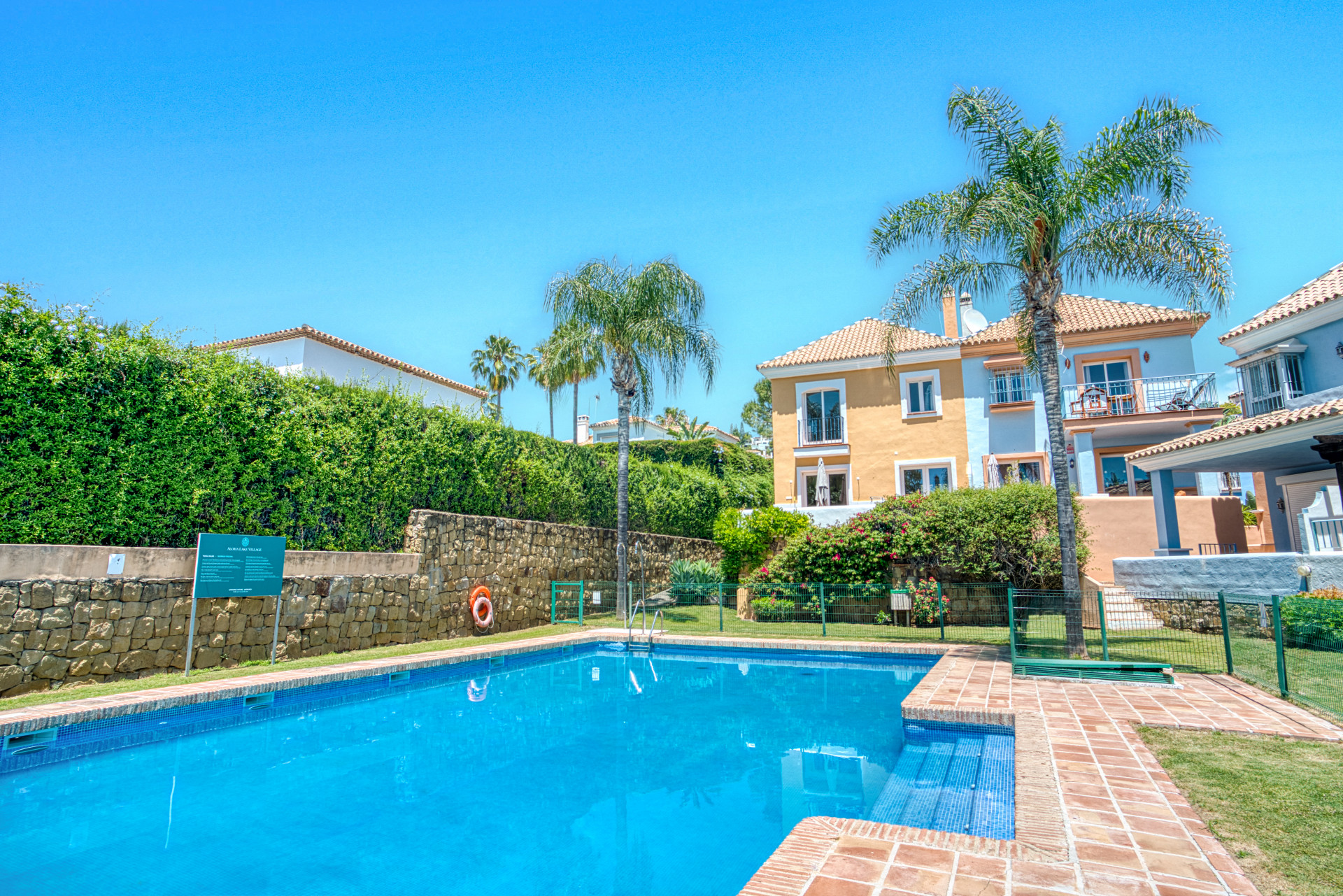 Elegante casa de dos dormitorios, orientada al suroeste, situada en una exclusiva comunidad cerrada de Nueva Andalucía, Marbella