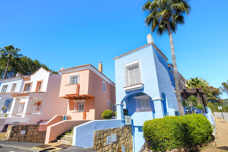 Elegante casa de dos dormitorios, orientada al suroeste, situada en una exclusiva comunidad cerrada de Nueva Andalucía, Marbella