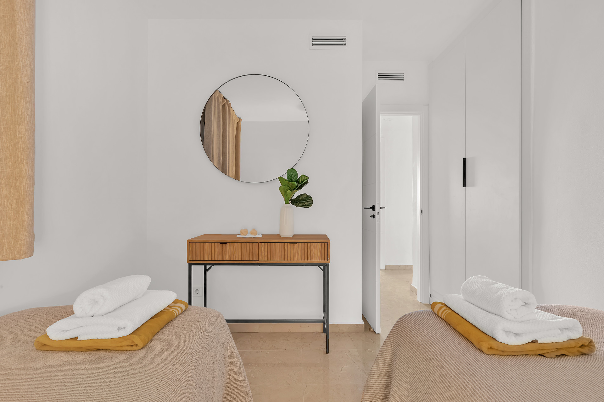 Un apartamento moderno recientemente reformado situado en una comunidad tranquila.