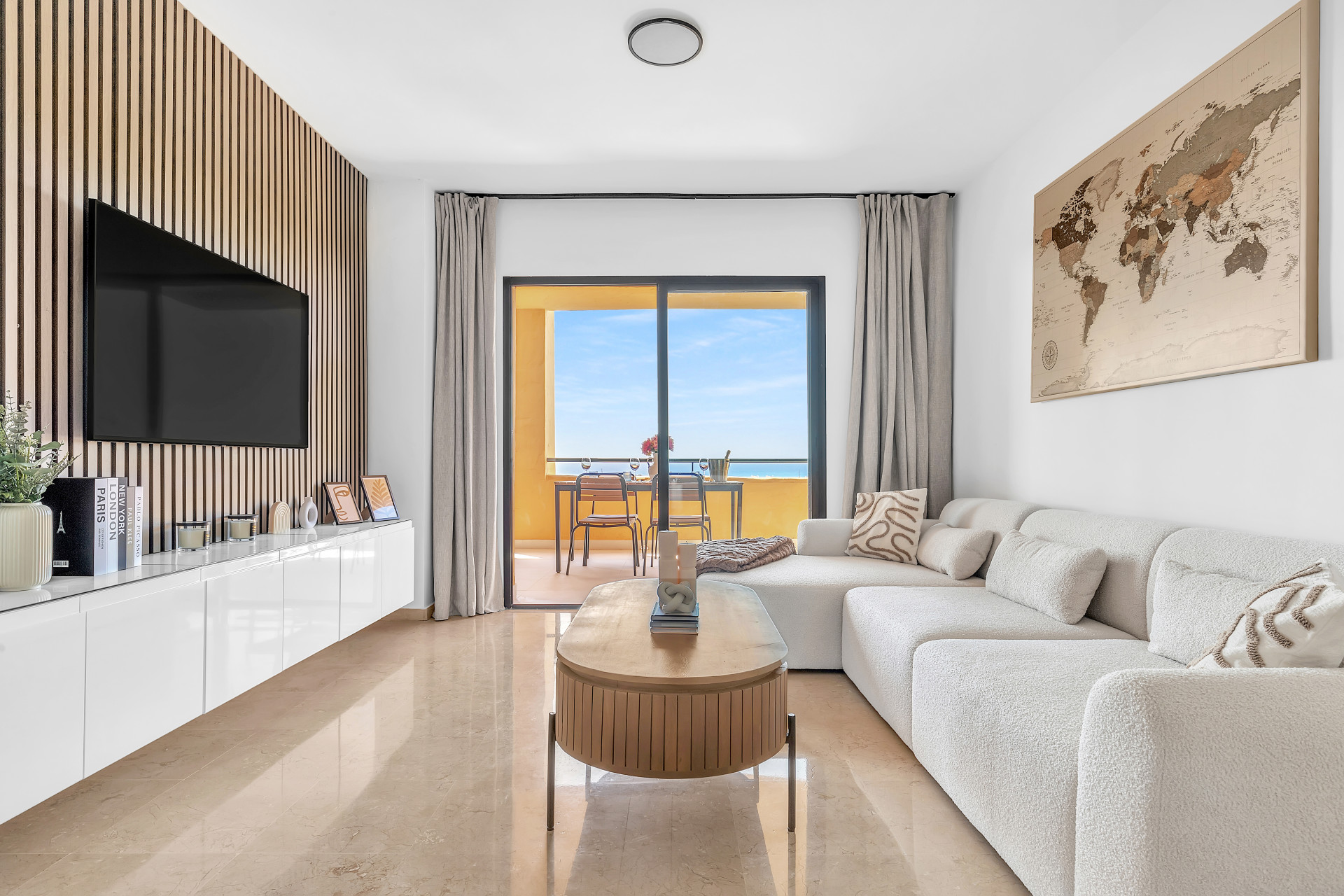 Un apartamento moderno recientemente reformado situado en una comunidad tranquila.