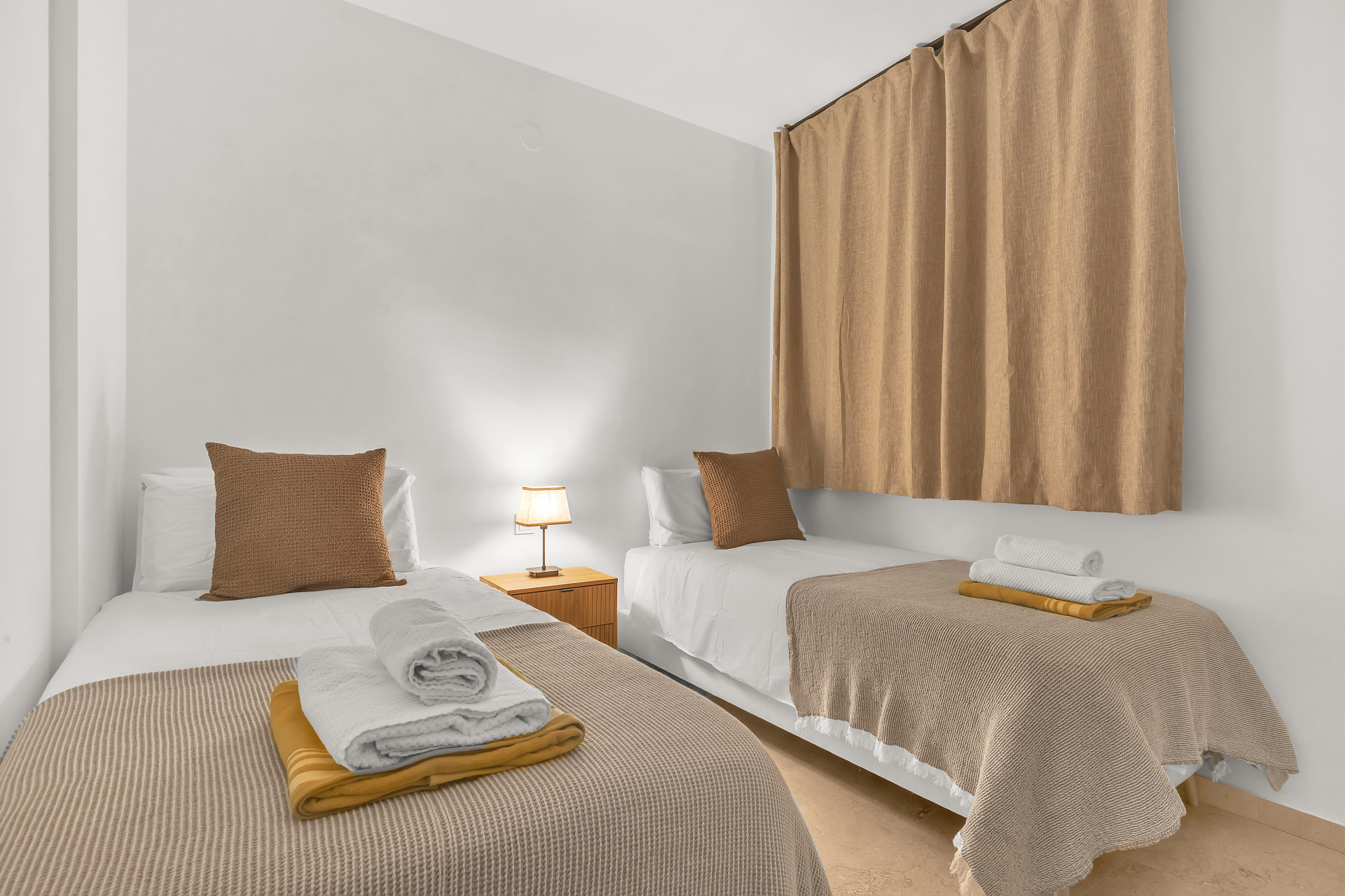 Un apartamento moderno recientemente reformado situado en una comunidad tranquila.