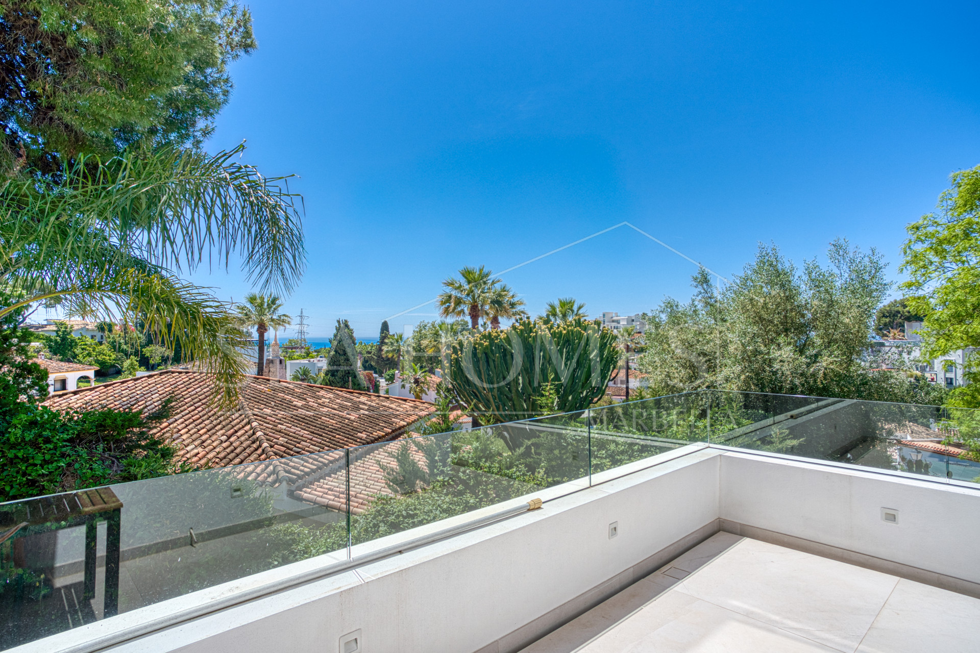 Modern, south facing six bedroom villa with sea views located in Nueva Andalucia, Marbella