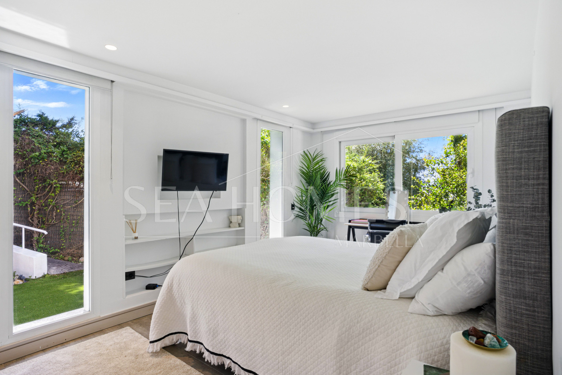 Modern, south facing six bedroom villa with sea views located in Nueva Andalucia, Marbella