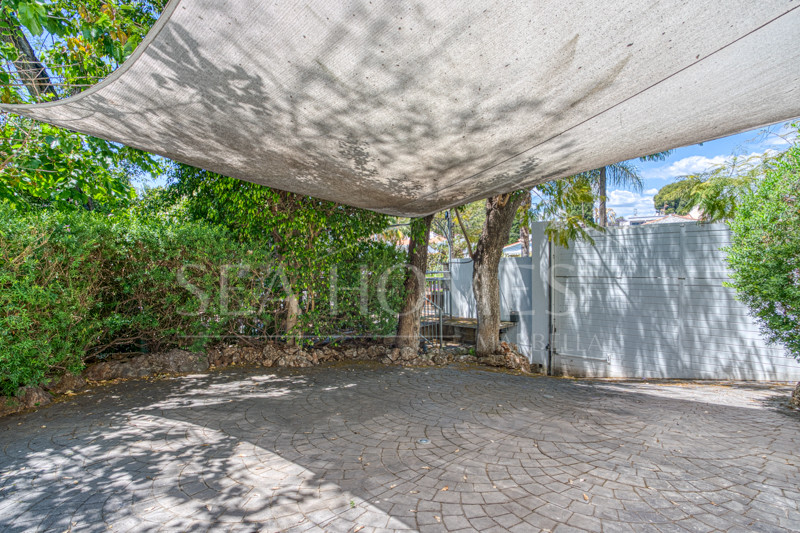 Modern, south facing six bedroom villa with sea views located in Nueva Andalucia, Marbella