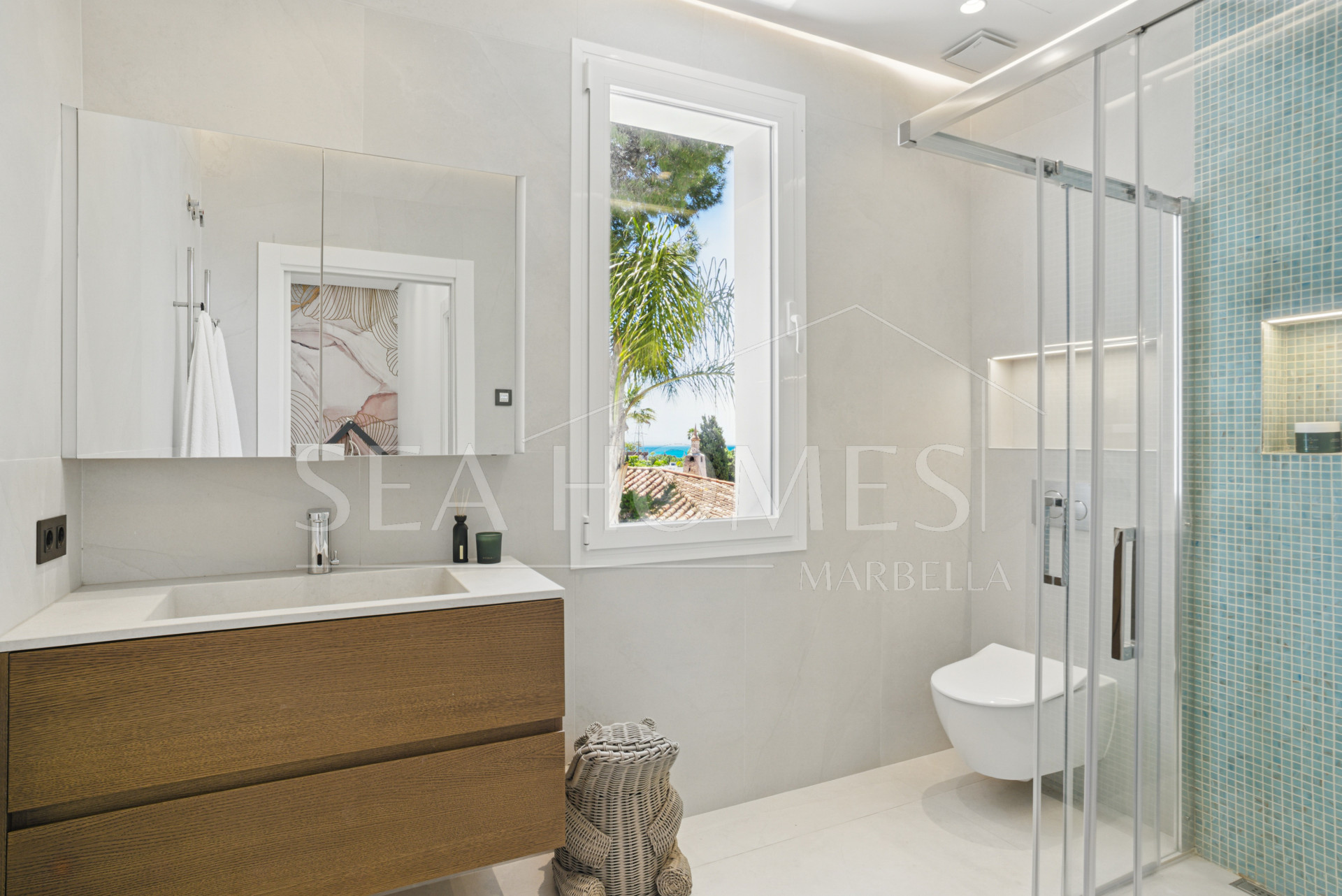 Modern, south facing six bedroom villa with sea views located in Nueva Andalucia, Marbella