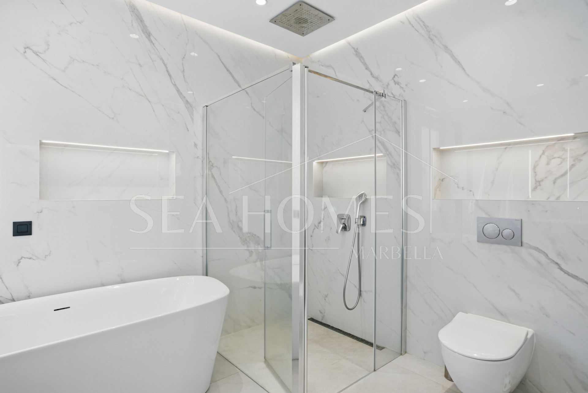 Modern, south facing six bedroom villa with sea views located in Nueva Andalucia, Marbella