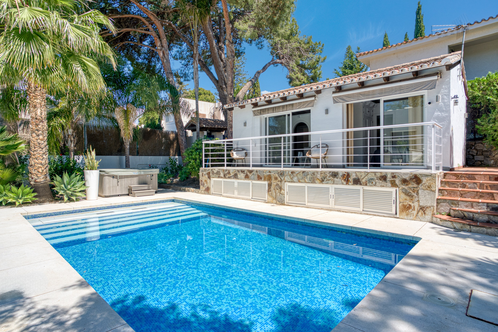 Moderne, Südlage Villa mit Meerblick in Nueva Andalucia, Marbella