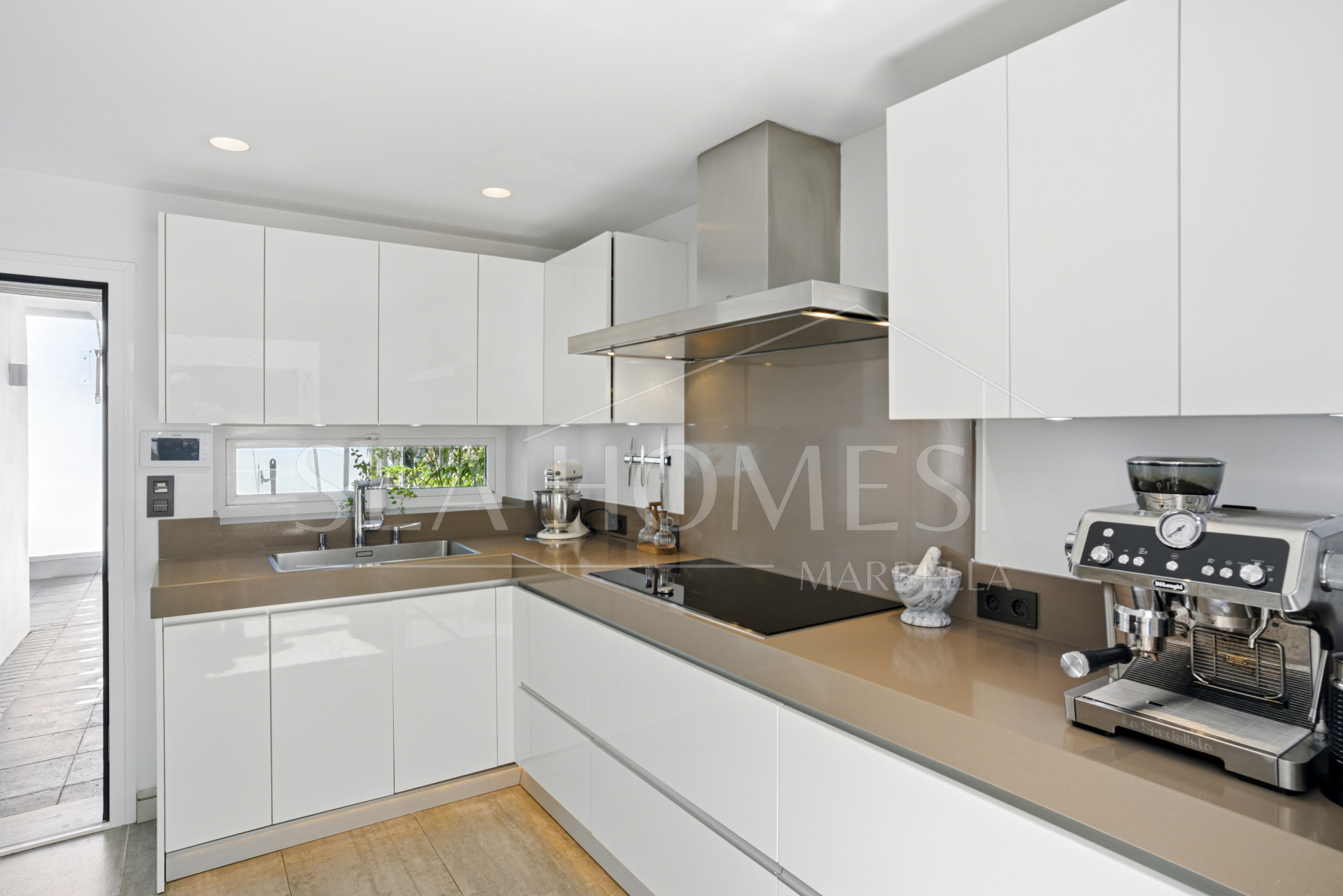 Modern, south facing six bedroom villa with sea views located in Nueva Andalucia, Marbella