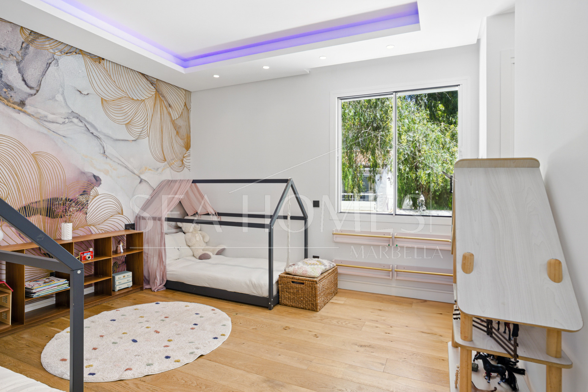 Modern, south facing six bedroom villa with sea views located in Nueva Andalucia, Marbella