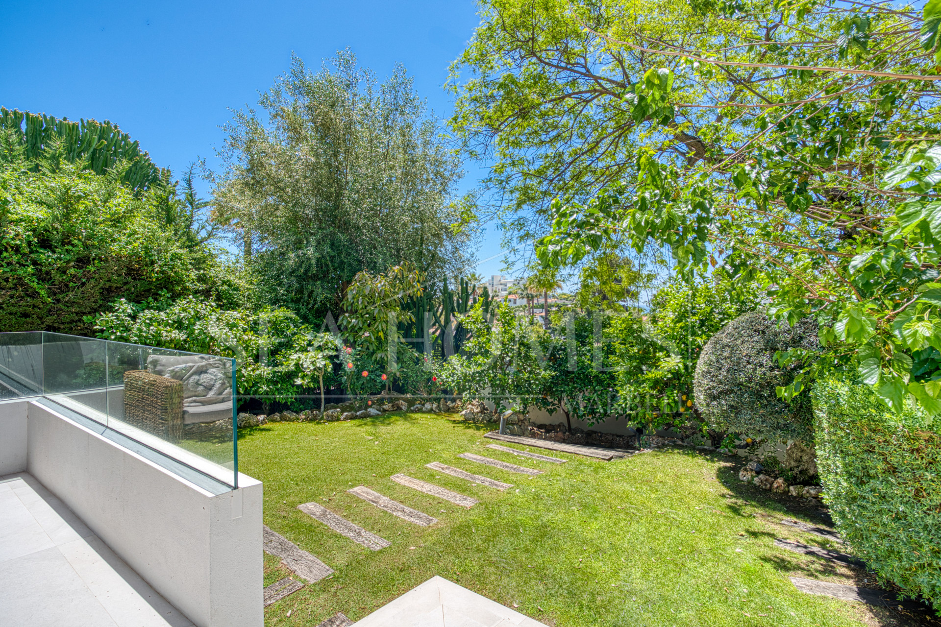 Modern, south facing six bedroom villa with sea views located in Nueva Andalucia, Marbella