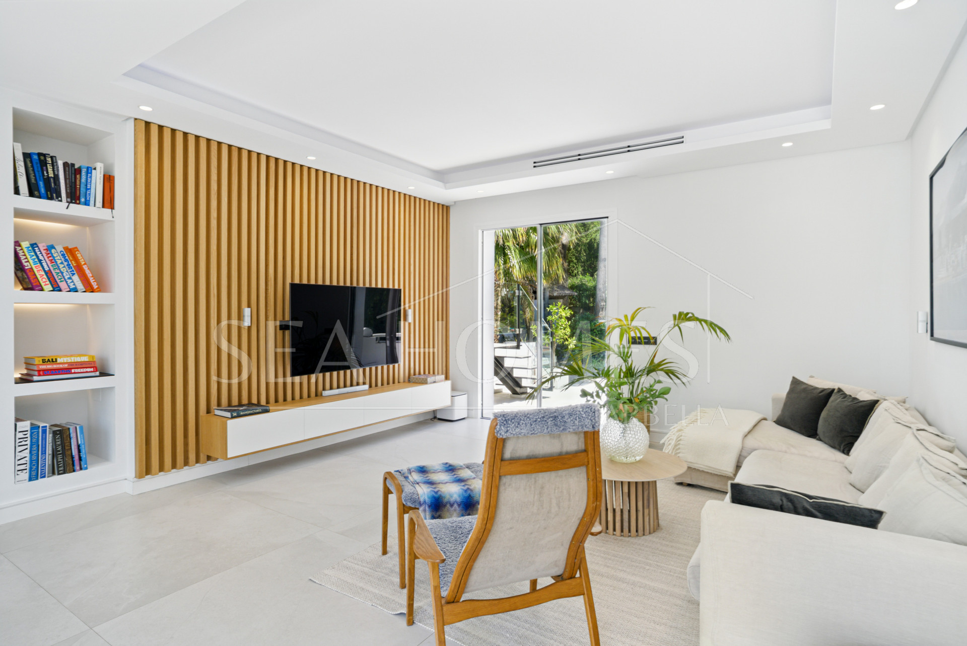 Modern, south facing six bedroom villa with sea views located in Nueva Andalucia, Marbella