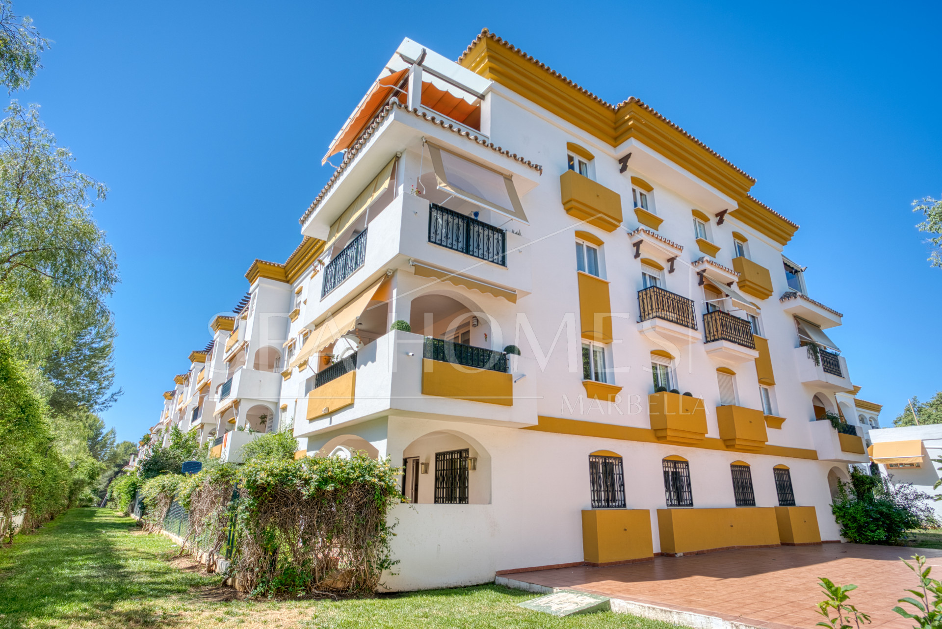 Charming three bedroom, ground floor apartment located in the sought-after community of Pinos de Nagüeles, in Marbella’s prestigious Golden Mile