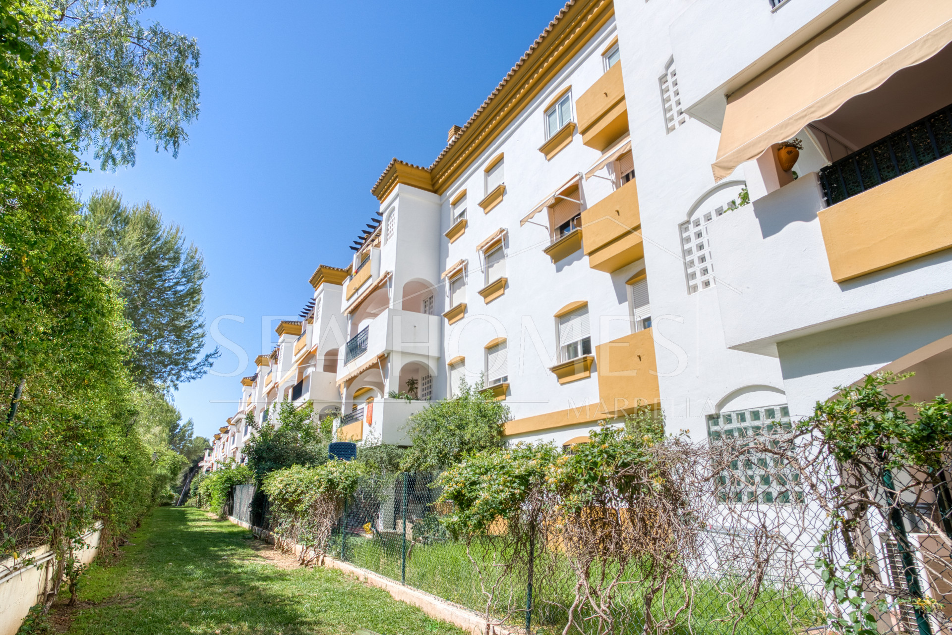 Charming three bedroom, ground floor apartment located in the sought-after community of Pinos de Nagüeles, in Marbella’s prestigious Golden Mile