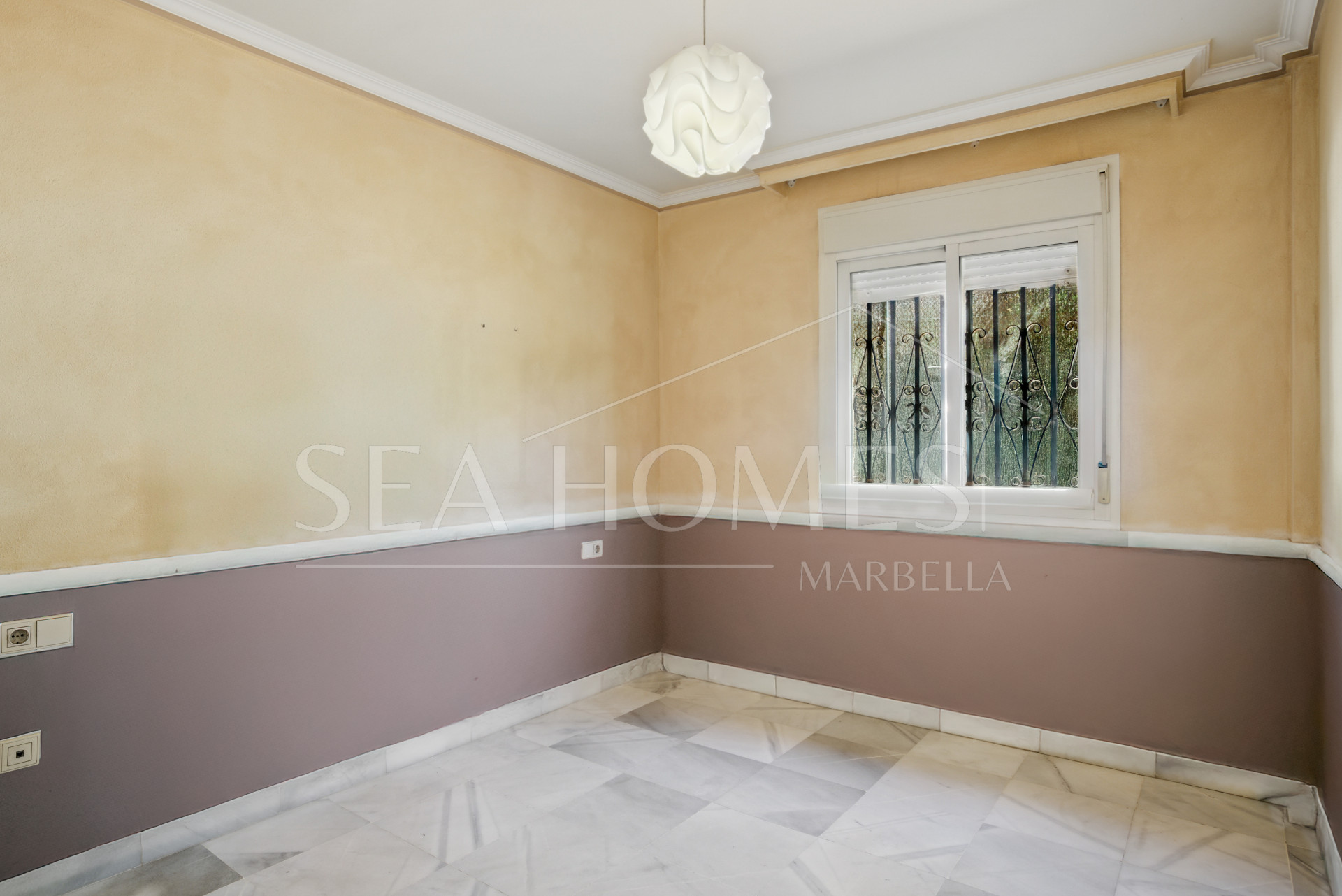 Charming three bedroom, ground floor apartment located in the sought-after community of Pinos de Nagüeles, in Marbella’s prestigious Golden Mile