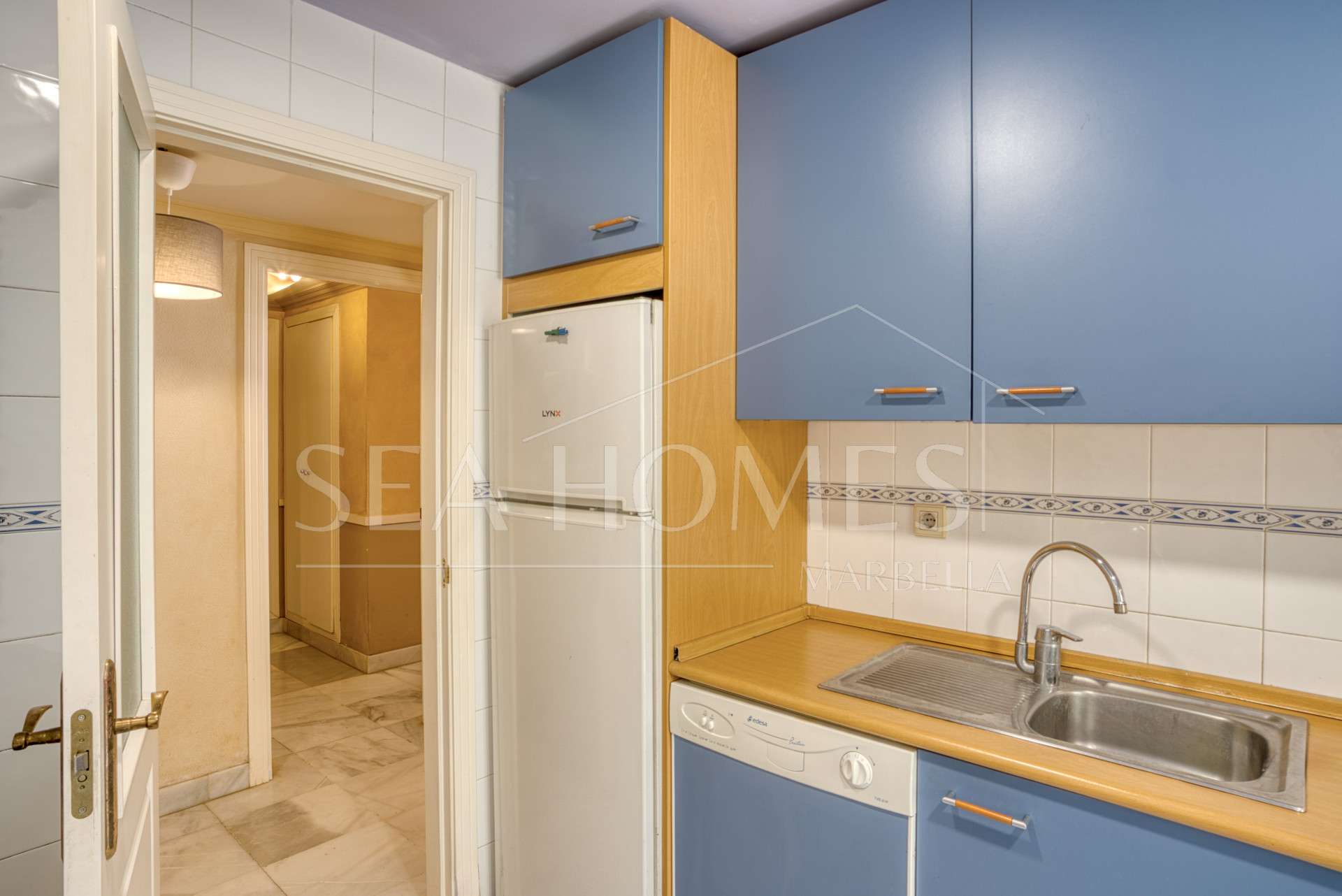 Charming three bedroom, ground floor apartment located in the sought-after community of Pinos de Nagüeles, in Marbella’s prestigious Golden Mile