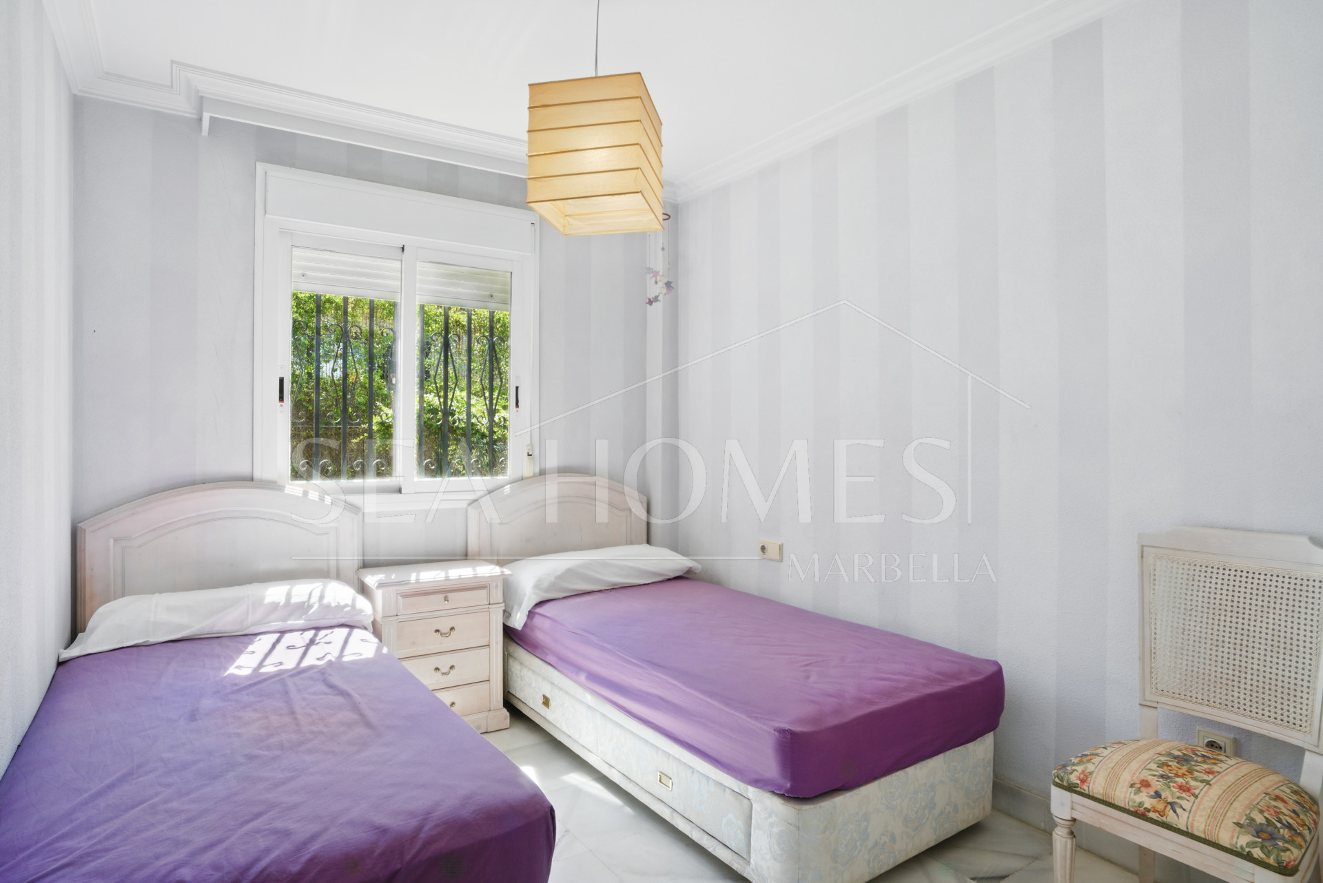 Charming three bedroom, ground floor apartment located in the sought-after community of Pinos de Nagüeles, in Marbella’s prestigious Golden Mile