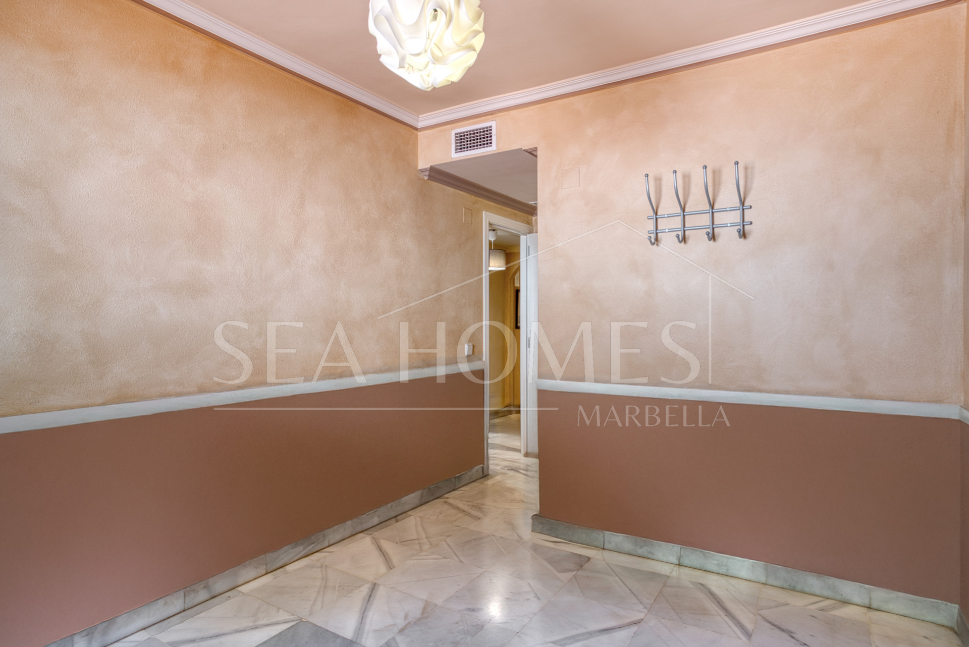 Charming three bedroom, ground floor apartment located in the sought-after community of Pinos de Nagüeles, in Marbella’s prestigious Golden Mile