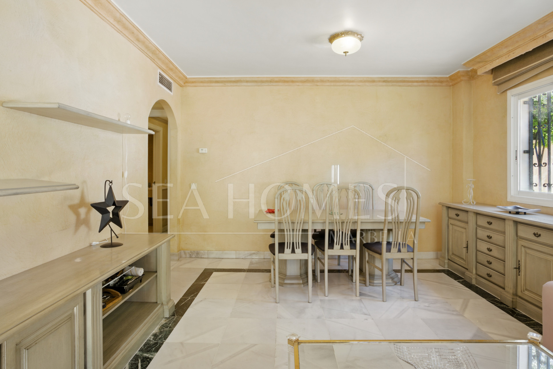 Charming three bedroom, ground floor apartment located in the sought-after community of Pinos de Nagüeles, in Marbella’s prestigious Golden Mile