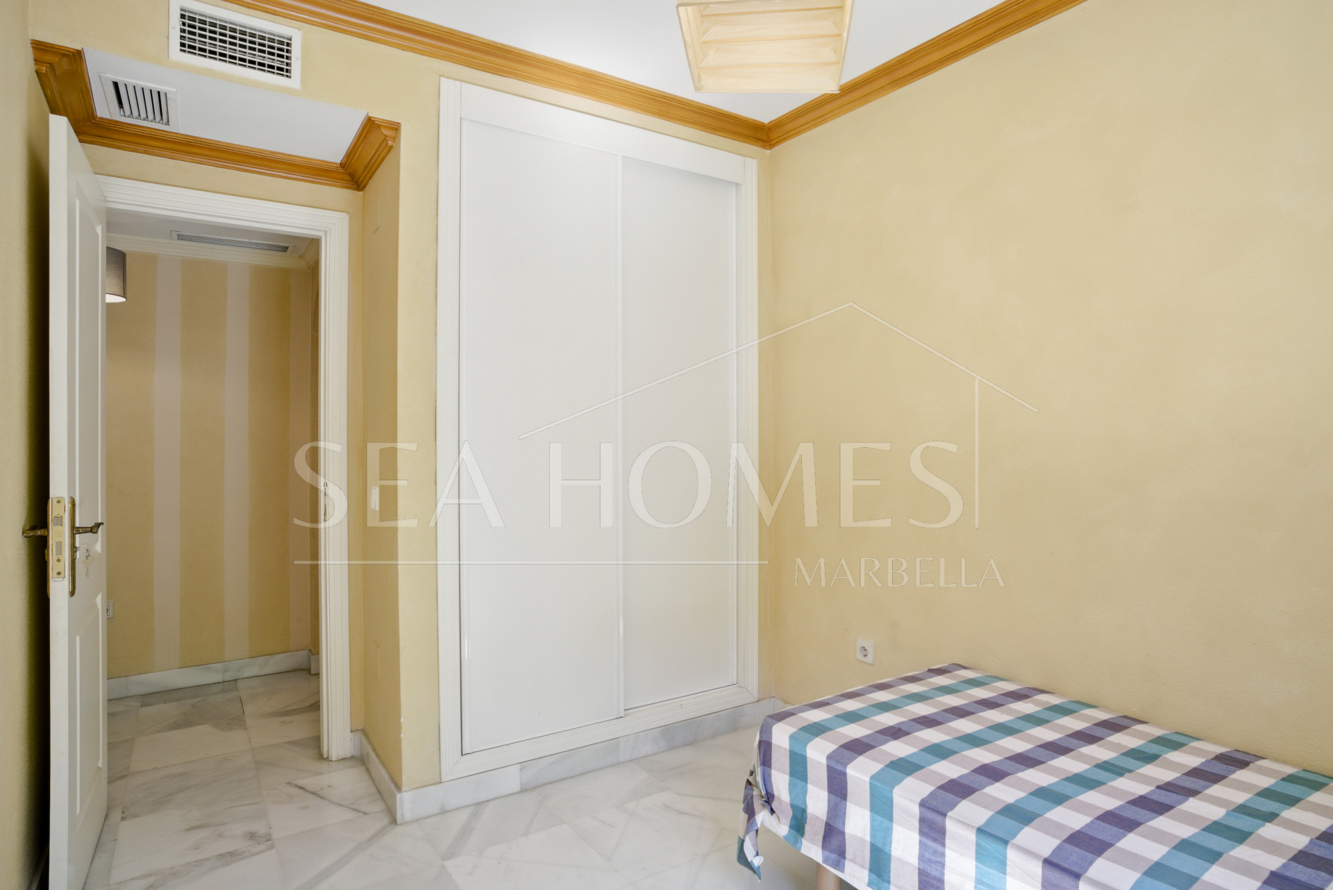 Charming three bedroom, ground floor apartment located in the sought-after community of Pinos de Nagüeles, in Marbella’s prestigious Golden Mile