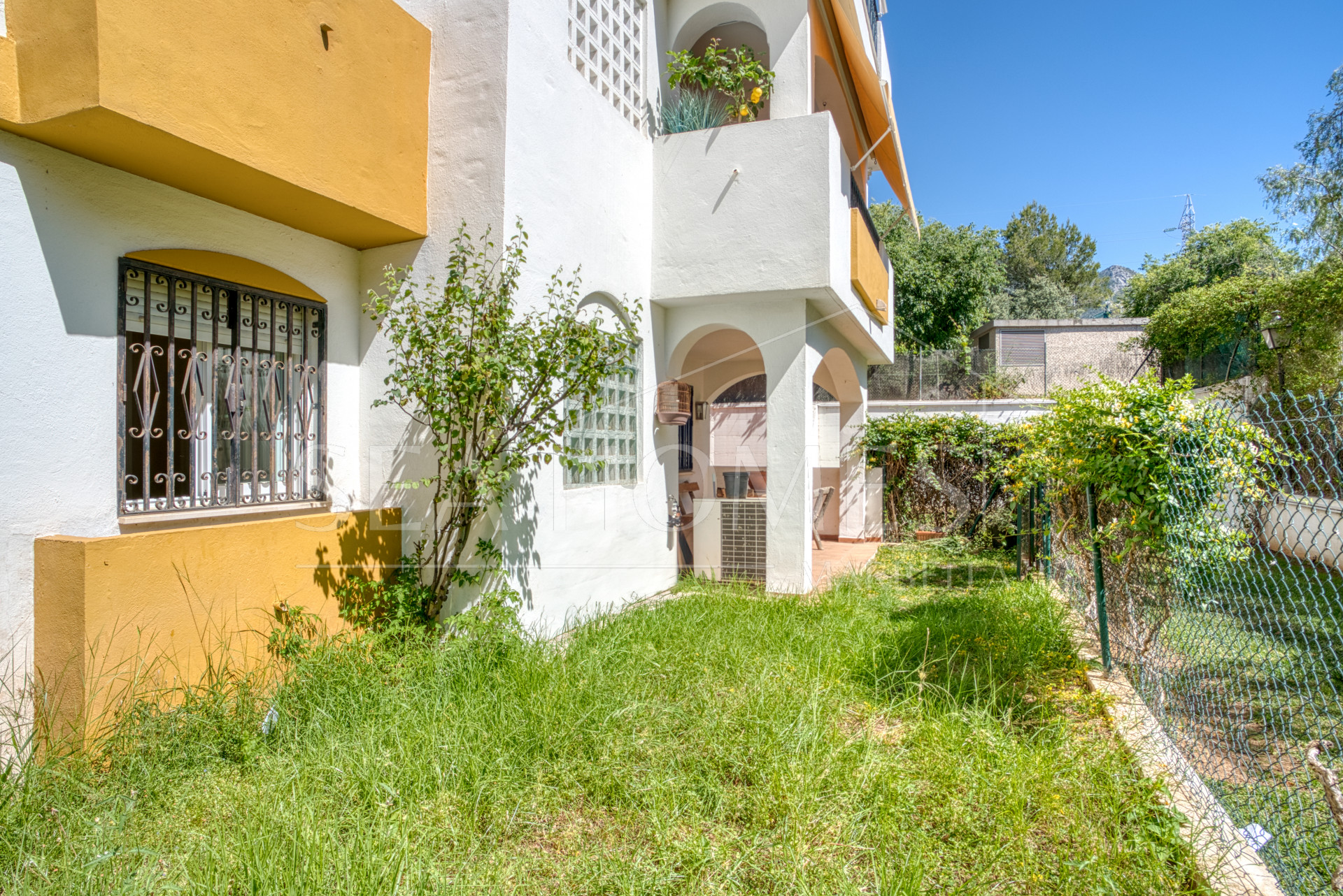 Charming three bedroom, ground floor apartment located in the sought-after community of Pinos de Nagüeles, in Marbella’s prestigious Golden Mile