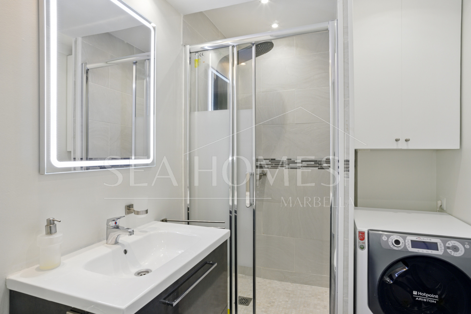 Fully renovated, south-facing one-bedroom apartment in Río Verde, on Marbella’s prestigious Golden Mile.