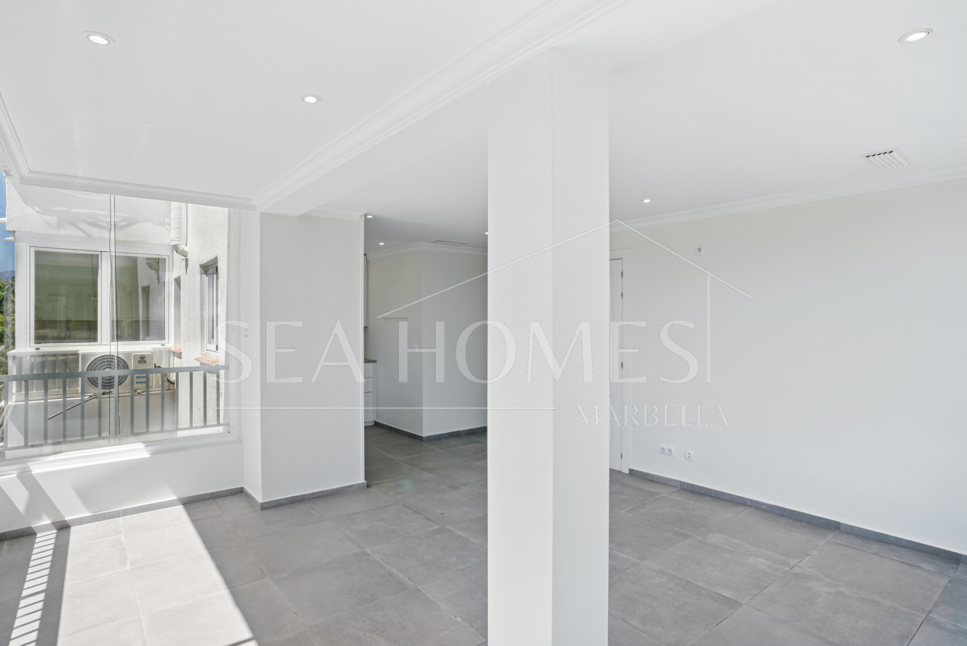 Fully renovated, south-facing one-bedroom apartment in Río Verde, on Marbella’s prestigious Golden Mile.