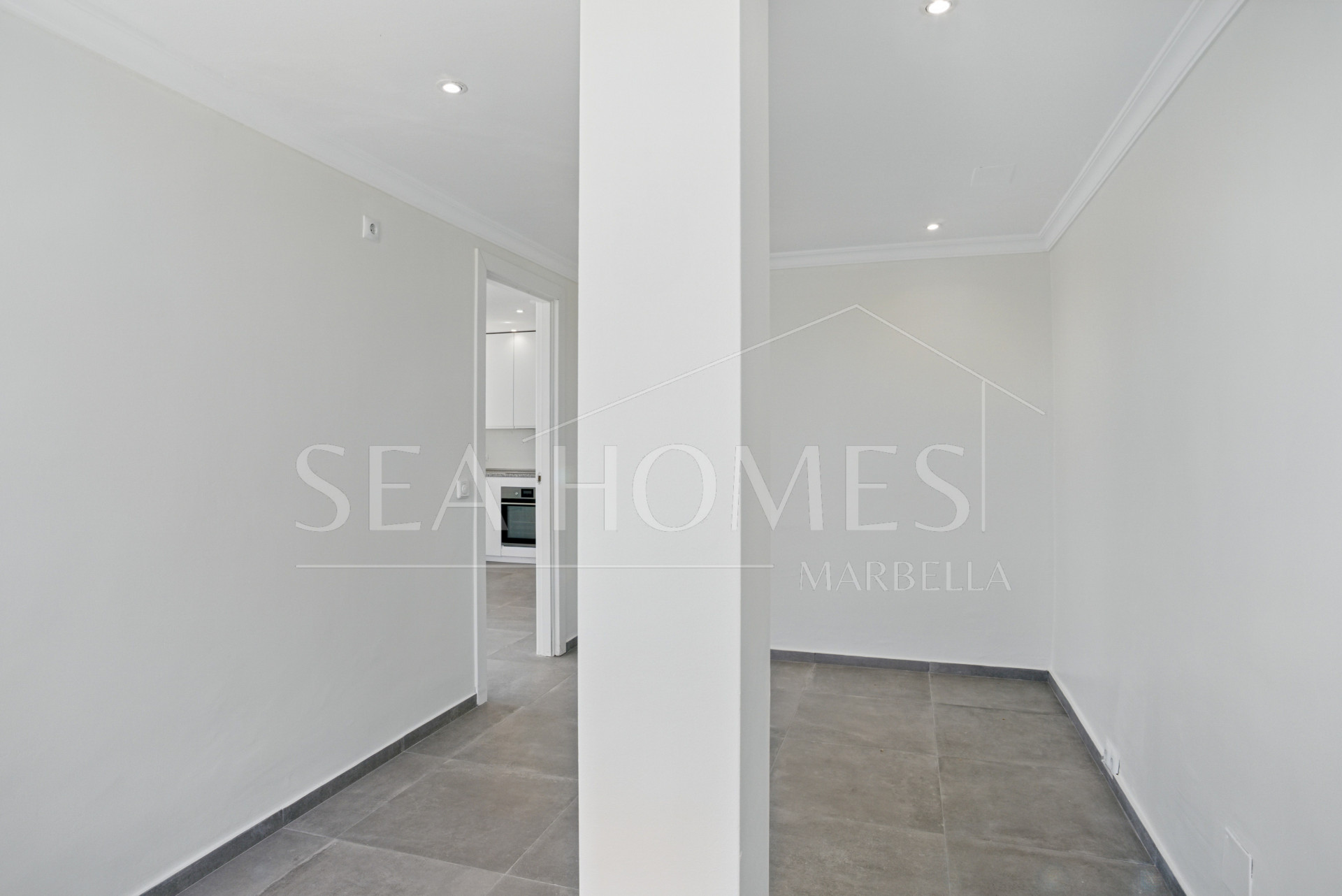 Fully renovated, south-facing one-bedroom apartment in Río Verde, on Marbella’s prestigious Golden Mile.