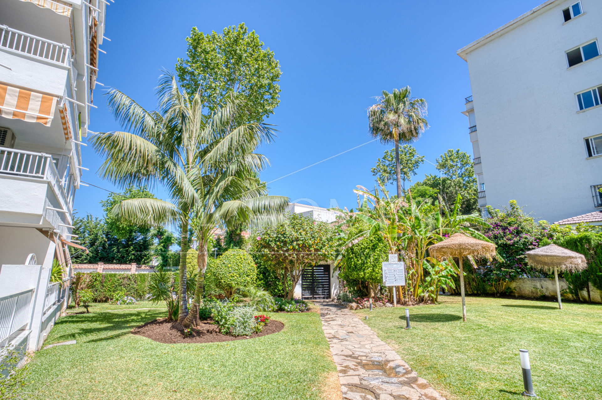 Fully renovated, south-facing one-bedroom apartment in Río Verde, on Marbella’s prestigious Golden Mile.