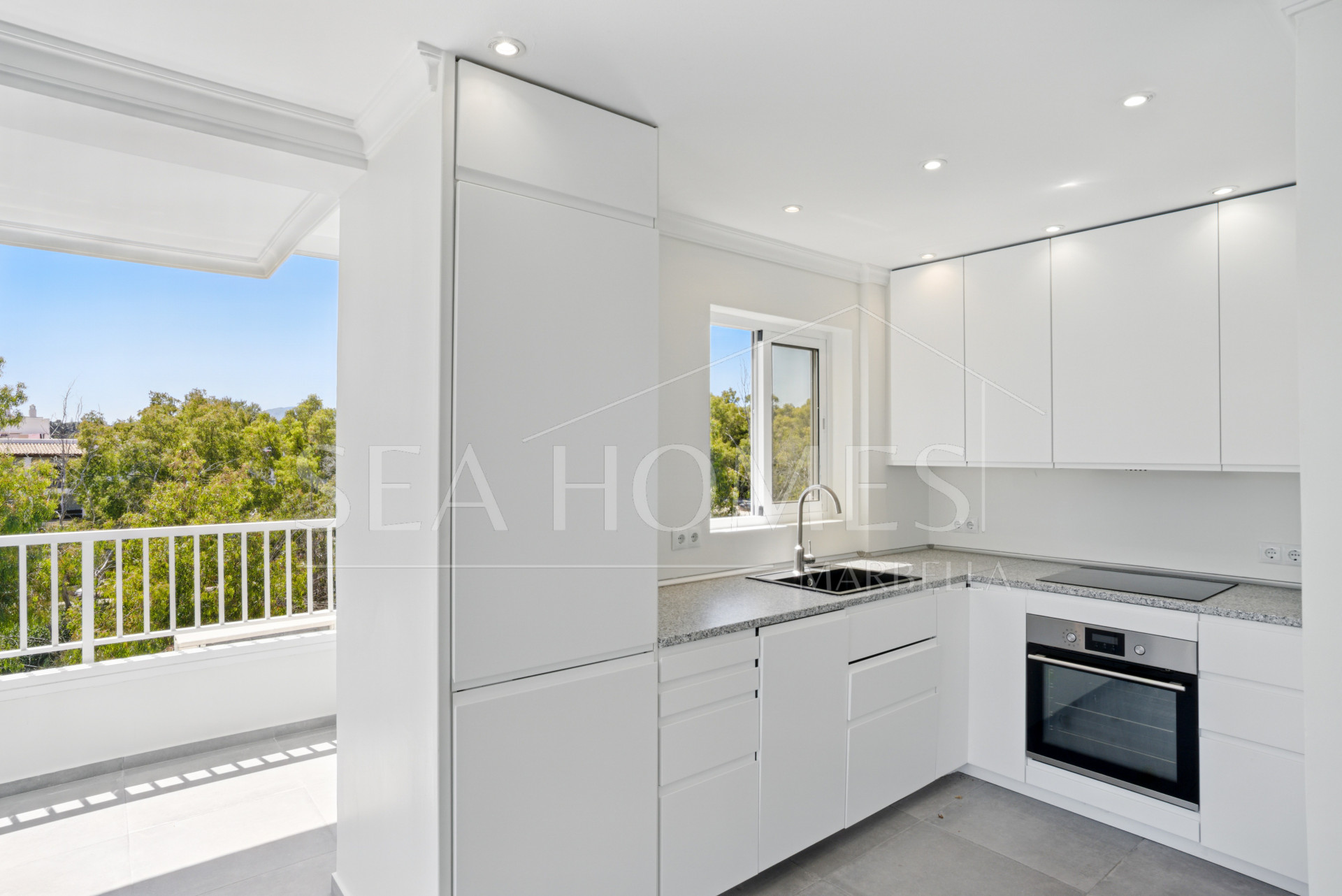 Fully renovated, south-facing one-bedroom apartment in Río Verde, on Marbella’s prestigious Golden Mile.