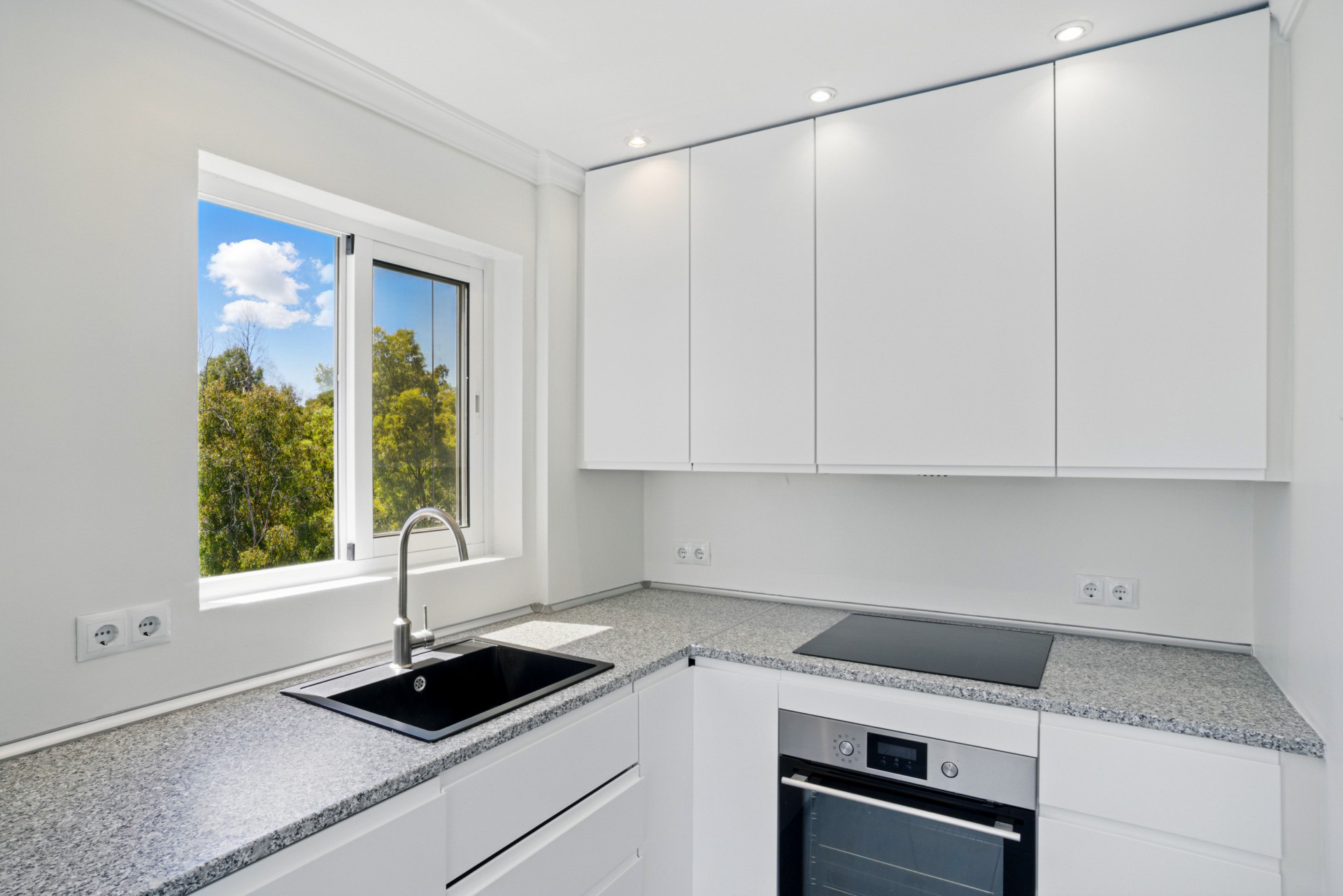 Komplett renovierte, nach Süden ausgerichtete Einzimmerwohnung in Río Verde, auf der renommierten Golden Mile von Marbella.
