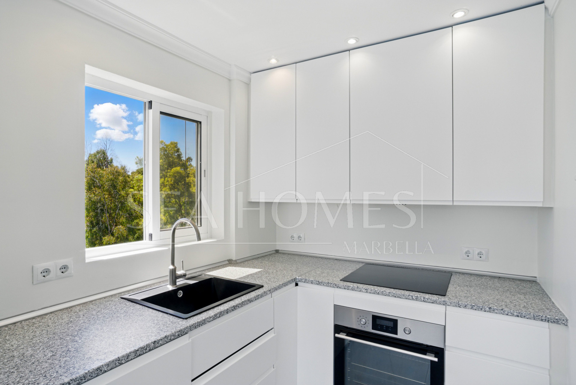 Fully renovated, south-facing one-bedroom apartment in Río Verde, on Marbella’s prestigious Golden Mile.