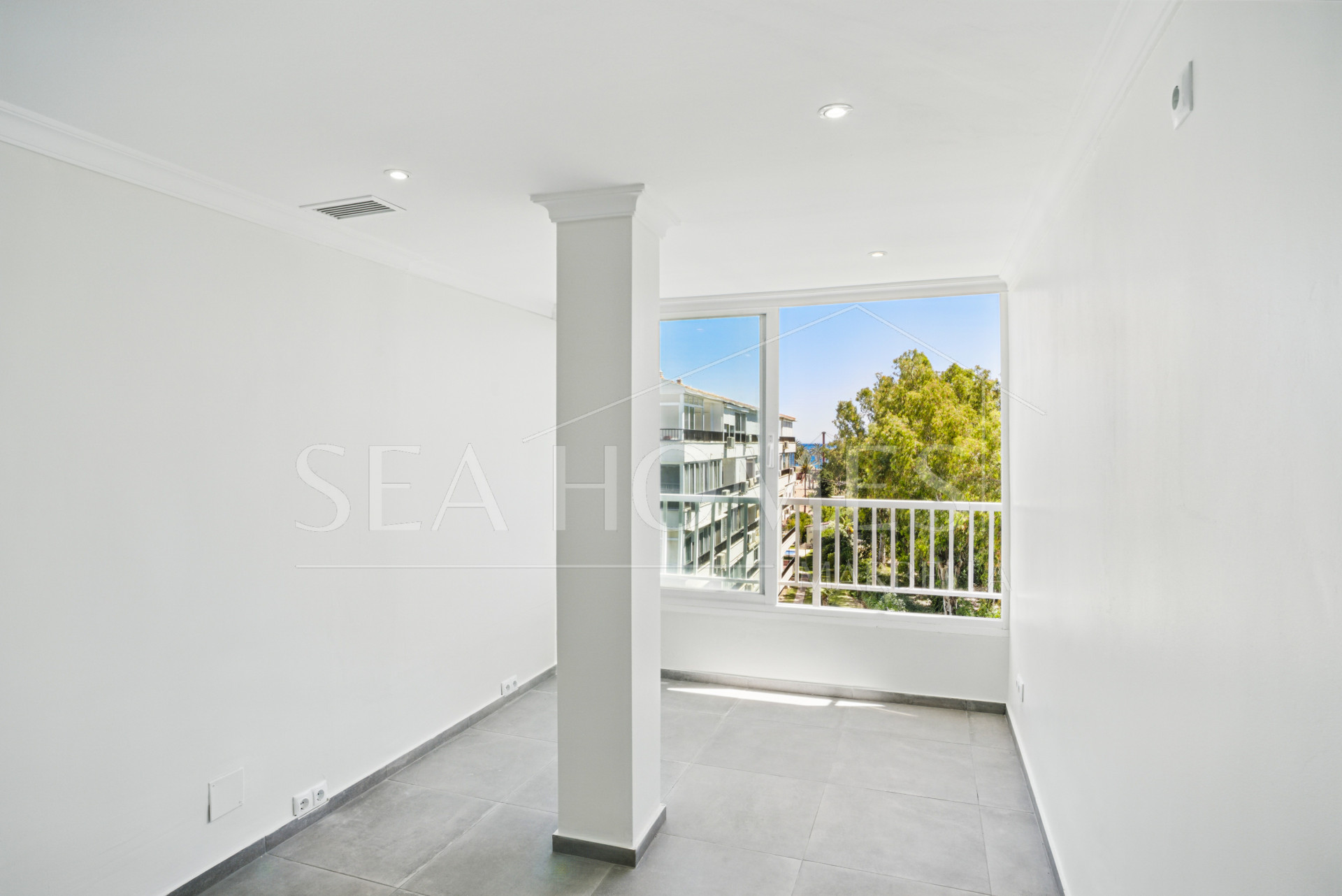 Fully renovated, south-facing one-bedroom apartment in Río Verde, on Marbella’s prestigious Golden Mile.