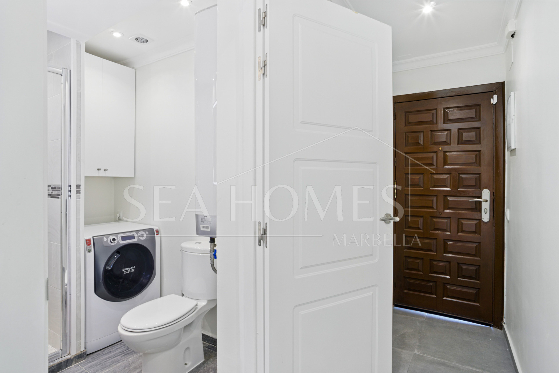 Fully renovated, south-facing one-bedroom apartment in Río Verde, on Marbella’s prestigious Golden Mile.