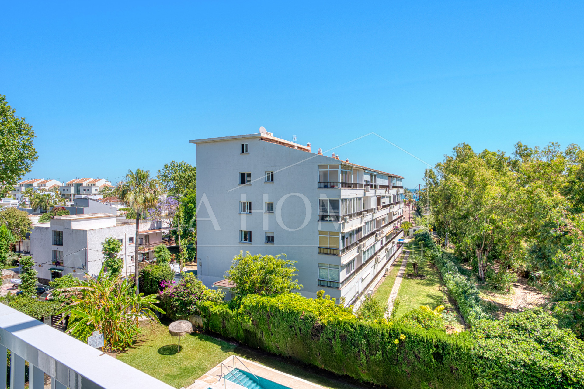 Fully renovated, south-facing one-bedroom apartment in Río Verde, on Marbella’s prestigious Golden Mile.