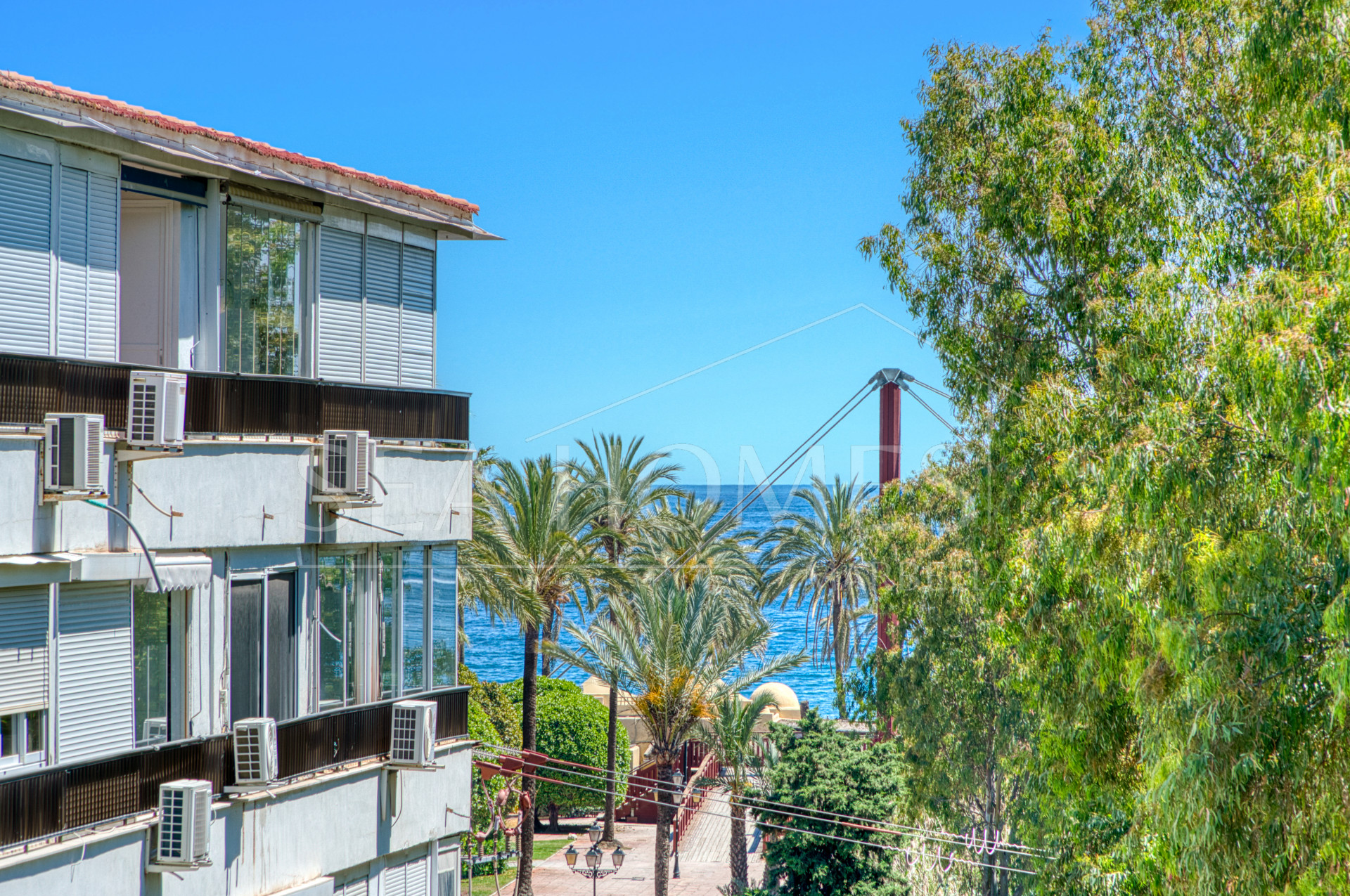Fully renovated, south-facing one-bedroom apartment in Río Verde, on Marbella’s prestigious Golden Mile.