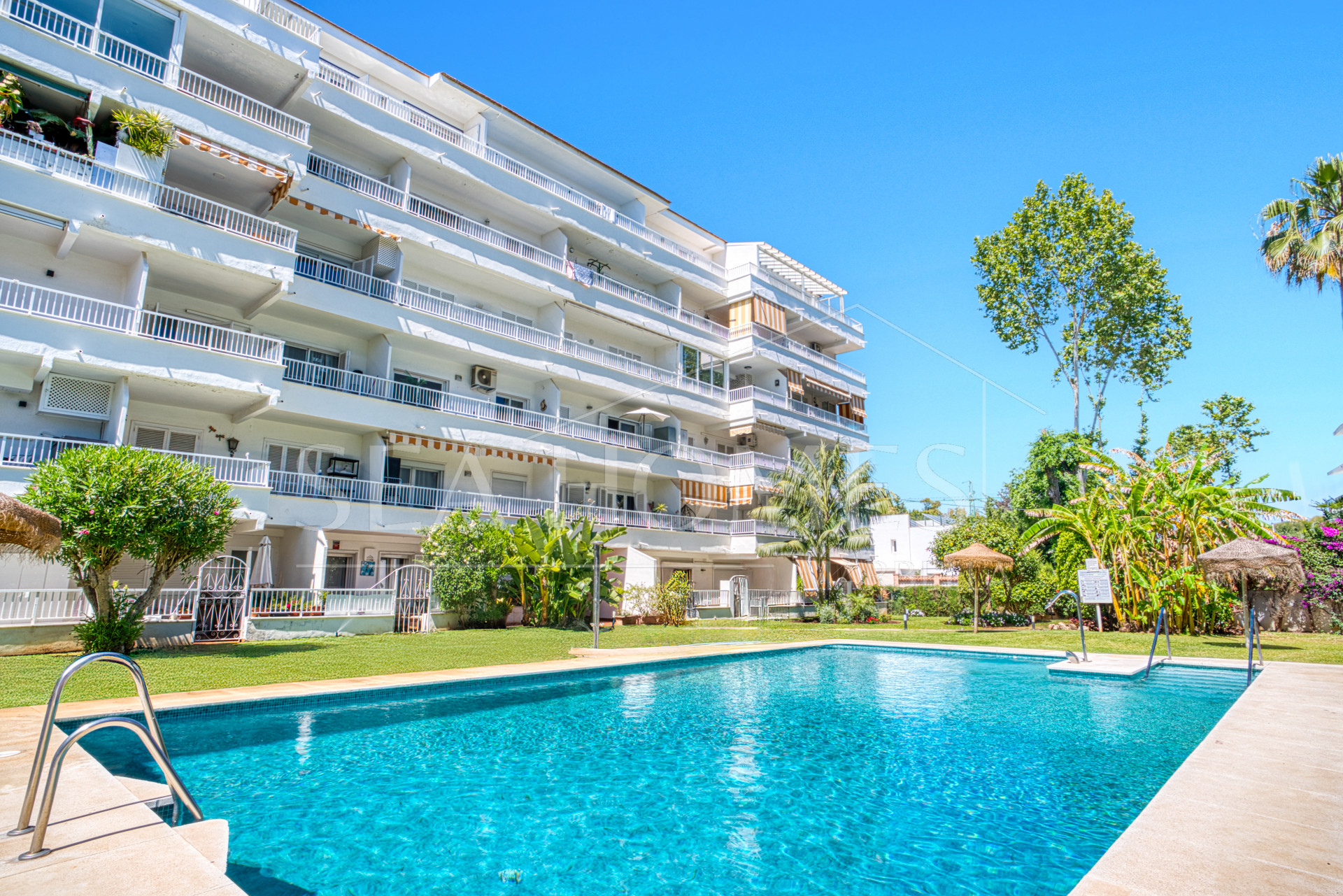 Fully renovated, south-facing one-bedroom apartment in Río Verde, on Marbella’s prestigious Golden Mile.