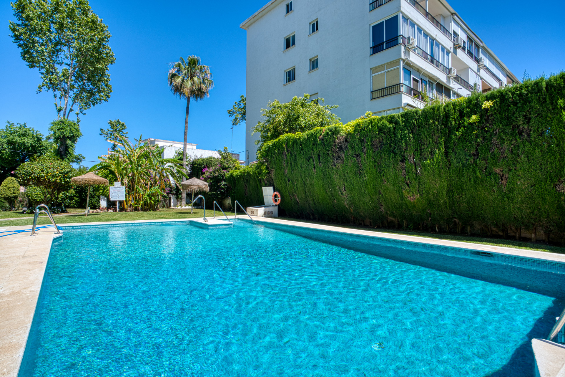Apartamento totalmente reformado y orientado al sur en Río Verde, en la prestigiosa Milla de Oro de Marbella.