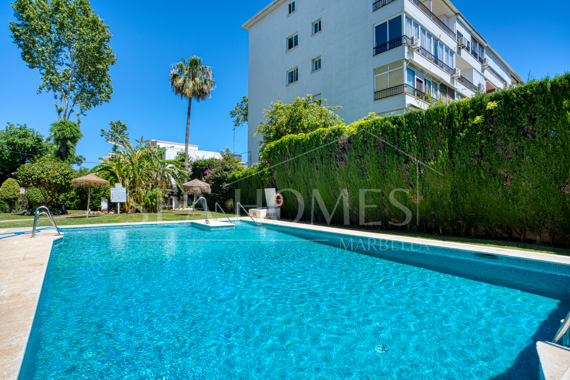 Fully renovated, south-facing one-bedroom apartment in Río Verde, on Marbella’s prestigious Golden Mile.