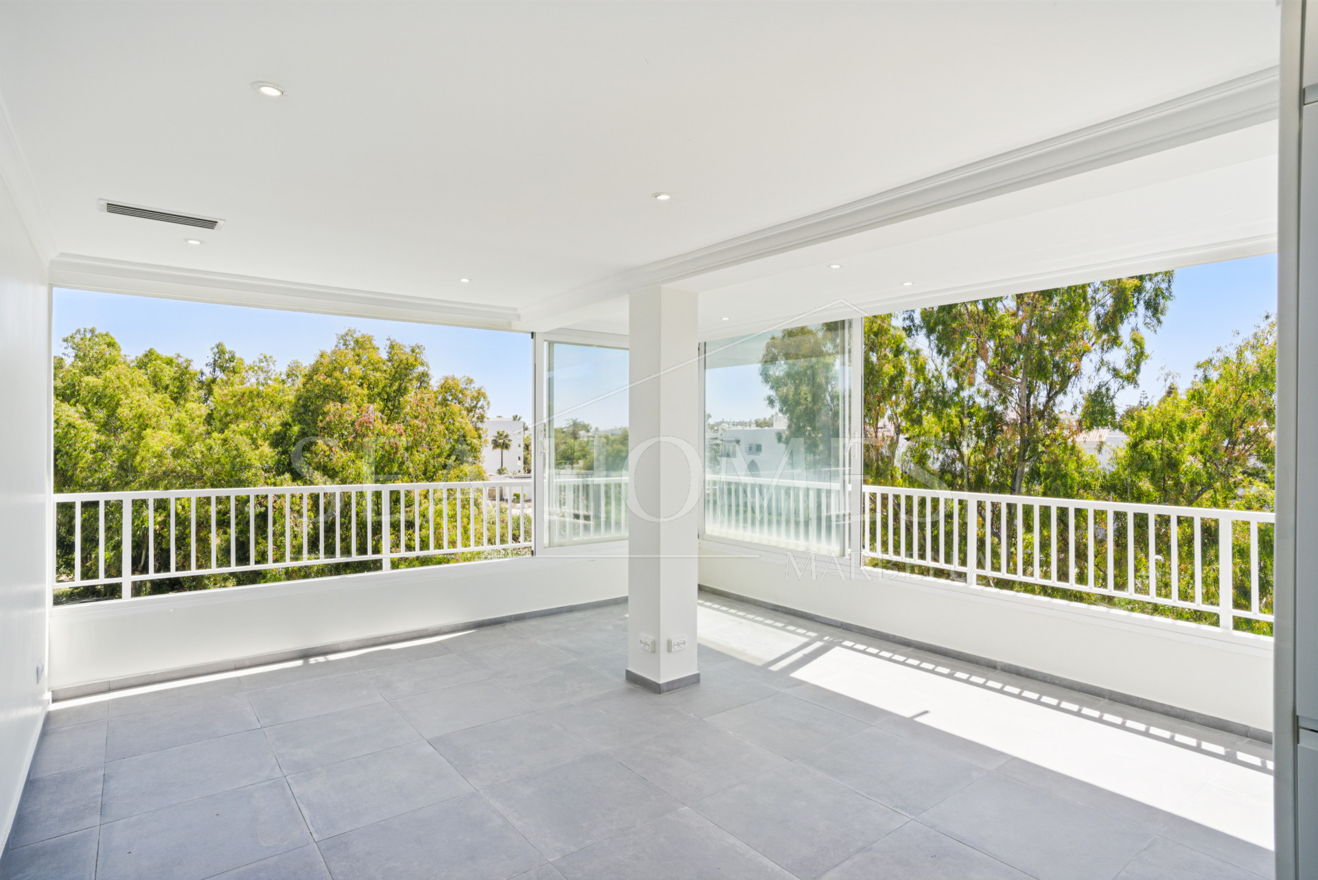 Fully renovated, south-facing one-bedroom apartment in Río Verde, on Marbella’s prestigious Golden Mile.