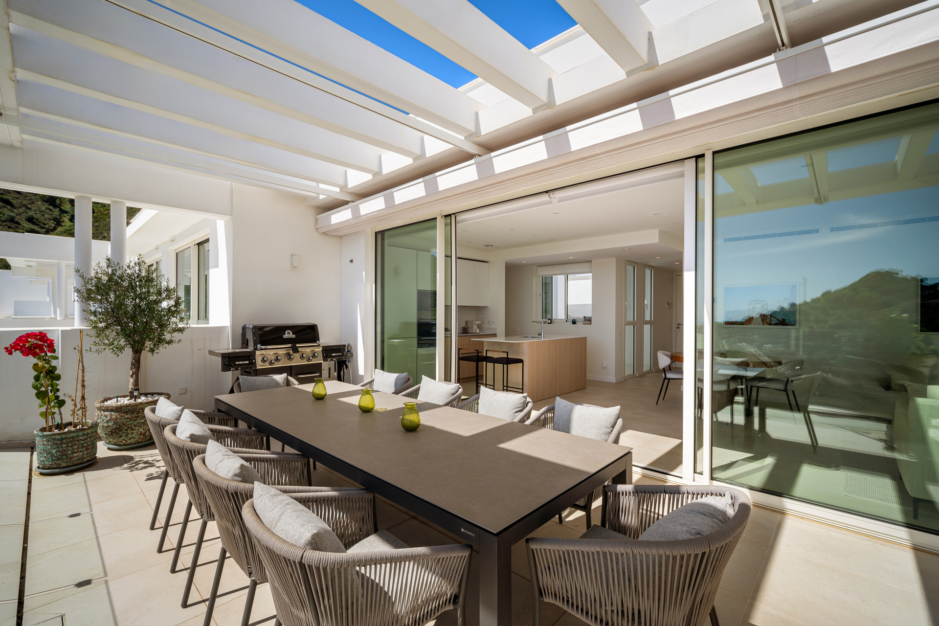 Stunning three bedroom penthouse located in the gated community of Palo Alto, Ojen